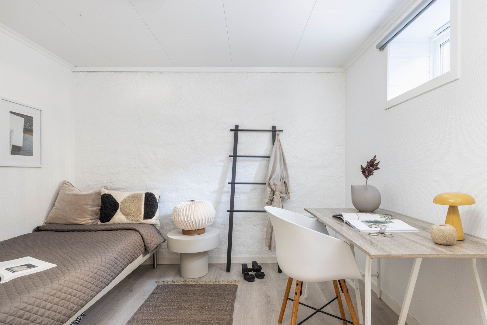 I tillegg har du et lyst og romslig kontor - et fleksibelt rom som kan brukes som hjemmekontor, walk-in closet eller treningsrom. Her er mulighetene mange. Galleribilde