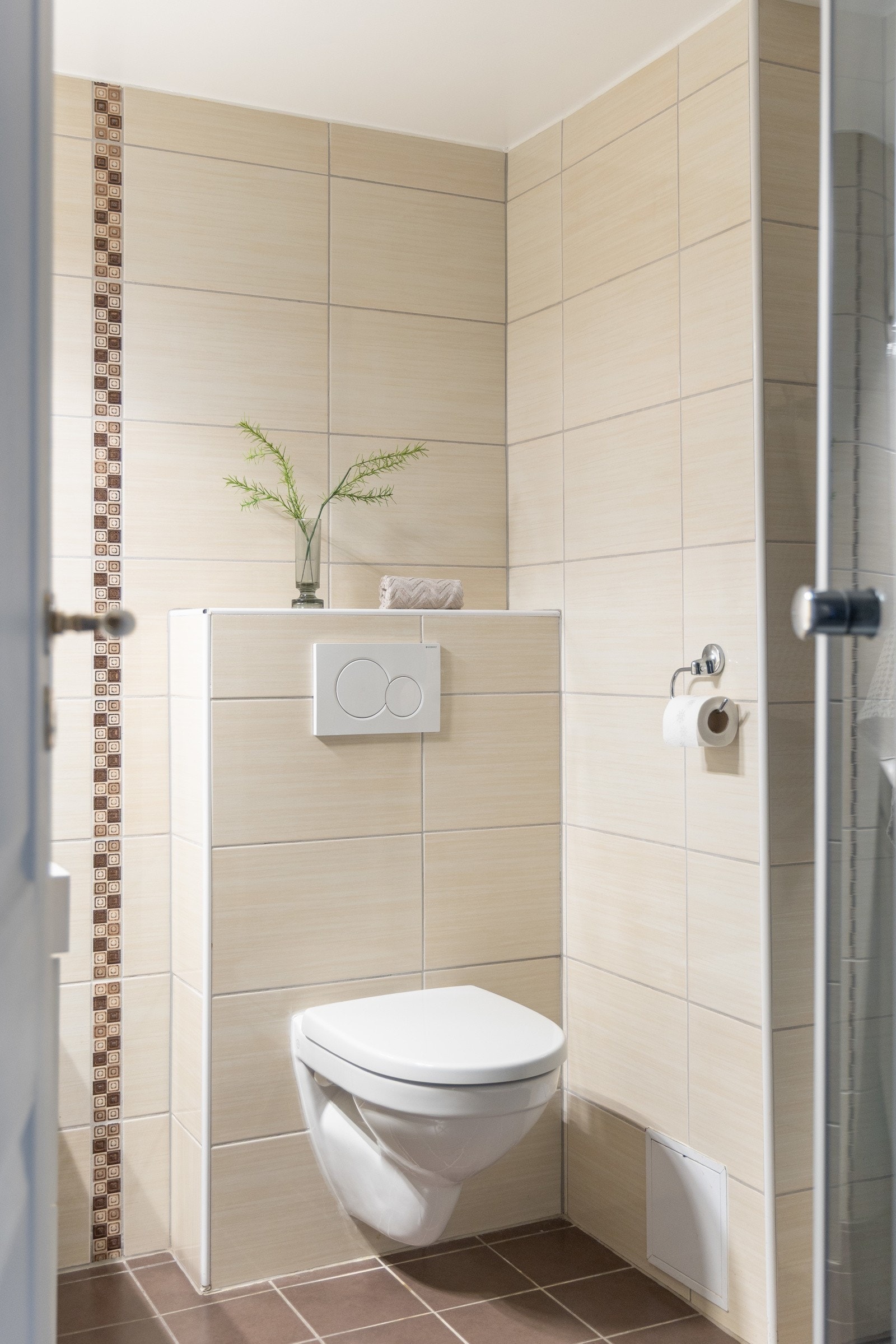 Etasjens bad er innredet med et baderomsmøbel med slette fronter, dobbel heldekkende servant, speil med belysning, vegghengt toalett og dusjkabinett. Galleribilde