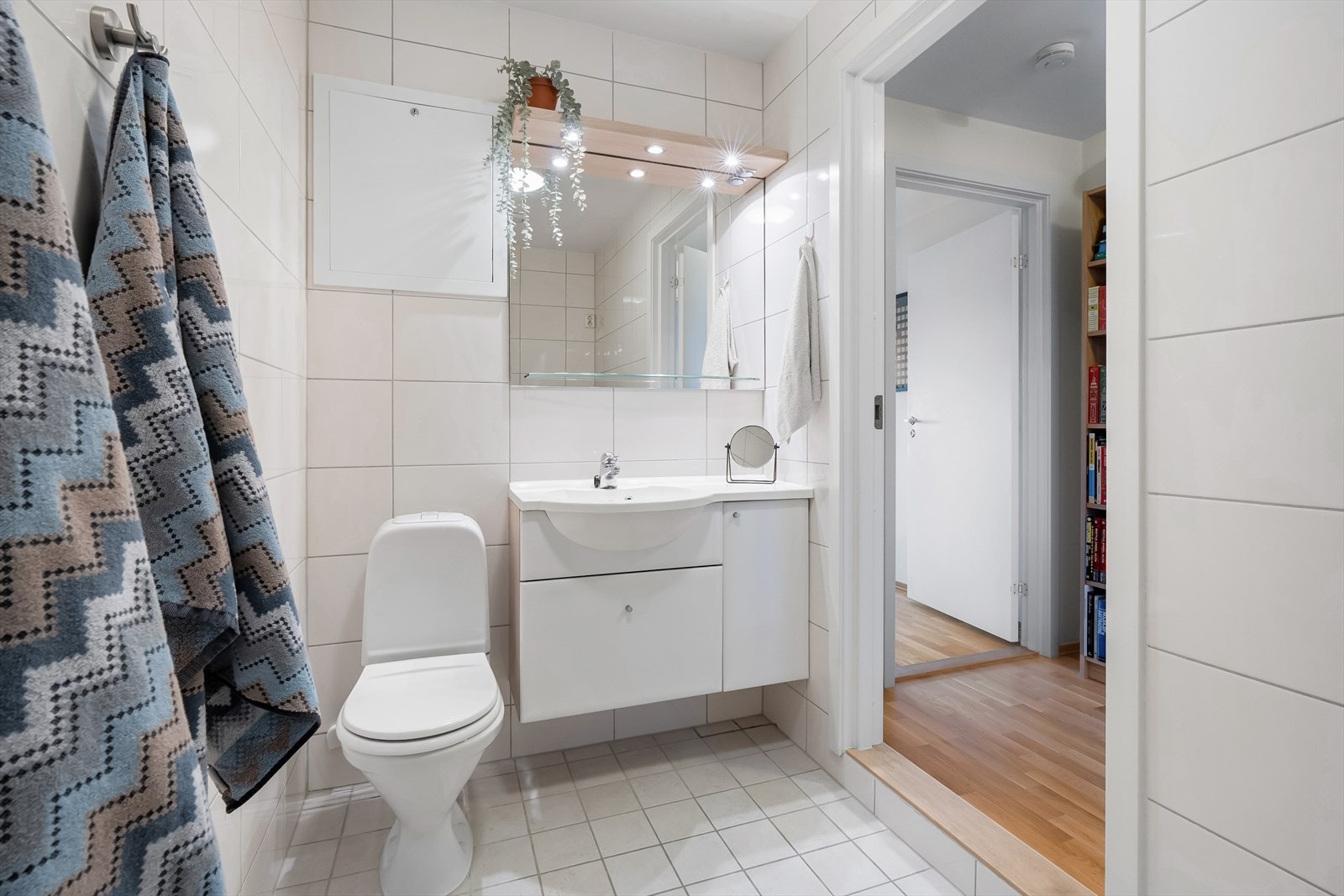 Praktikantdelen har et fint flislagt baderom med elektrisk gulvvarme og opplegg for vaskemaskin. Galleribilde