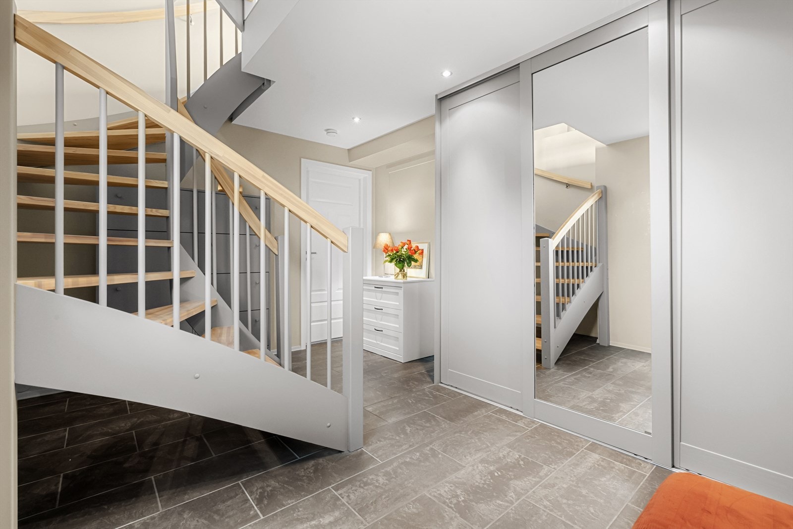 Her fra underetasje tilhørende hovedddelen. Eneboligen har en romslig og stilfull entré som gir et imponerende førsteinntrykk. Entréen har også gode oppbevaringsmuligheter med en stor skyvedørsgarderobe. Galleribilde