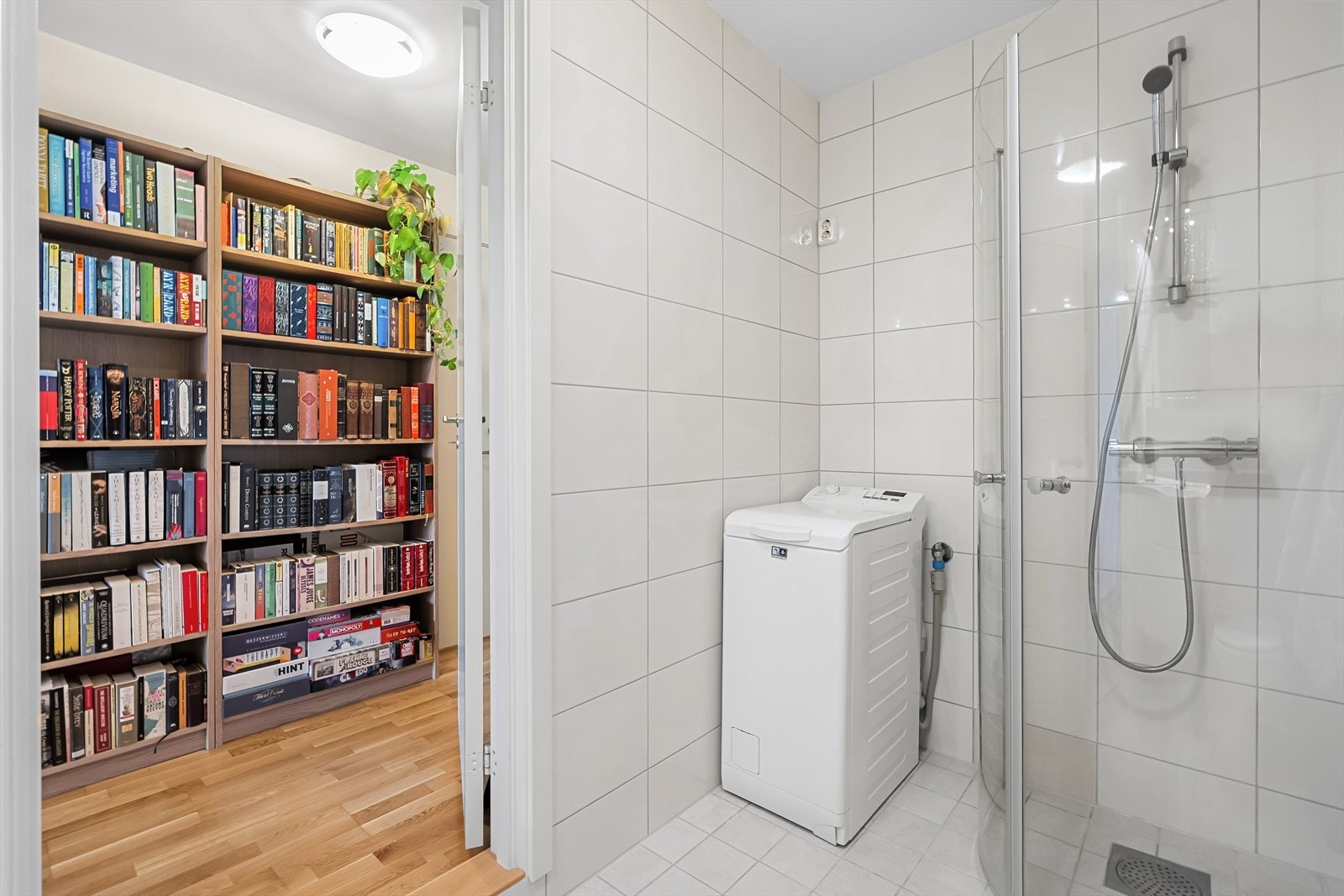 Bak bokhyllen i praktikantdelen var det opprinnelig en dør mellom enhetene. Praktikantdelen kan derfor enkelt innlemmes i resten av huset dersom en ønsker å bruke hele huset selv. Galleribilde