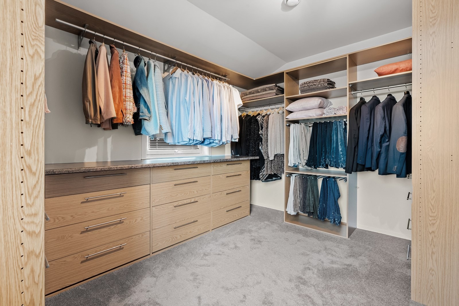 Denne herlige walk-in-garderobe er svært romslig og gir rikelig med oppbevaring. I tillegg er den den svært godt innredet med gode løsninger. Galleribilde