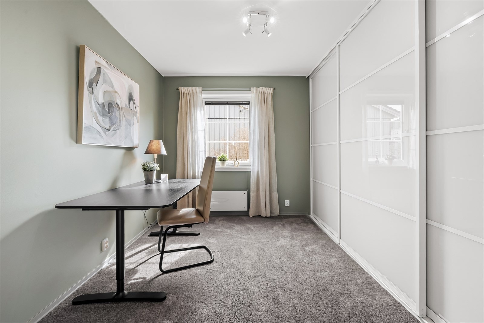 Soverommene har utmerkede oppbevaringsmuligheter. Dette rommet har en skyvedørsgarderobe som strekker seg langs hele veggen. Galleribilde