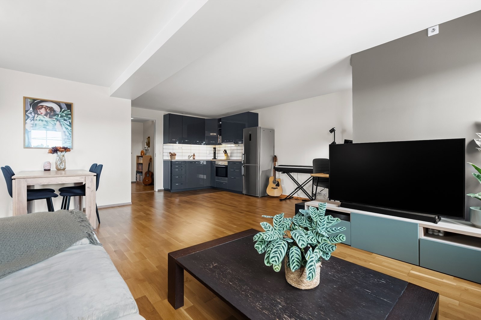 Praktikantdelen har et fint kjøkken fra 2014 med glatte fronter og laminert benkeplate med nedfelt vask. Galleribilde
