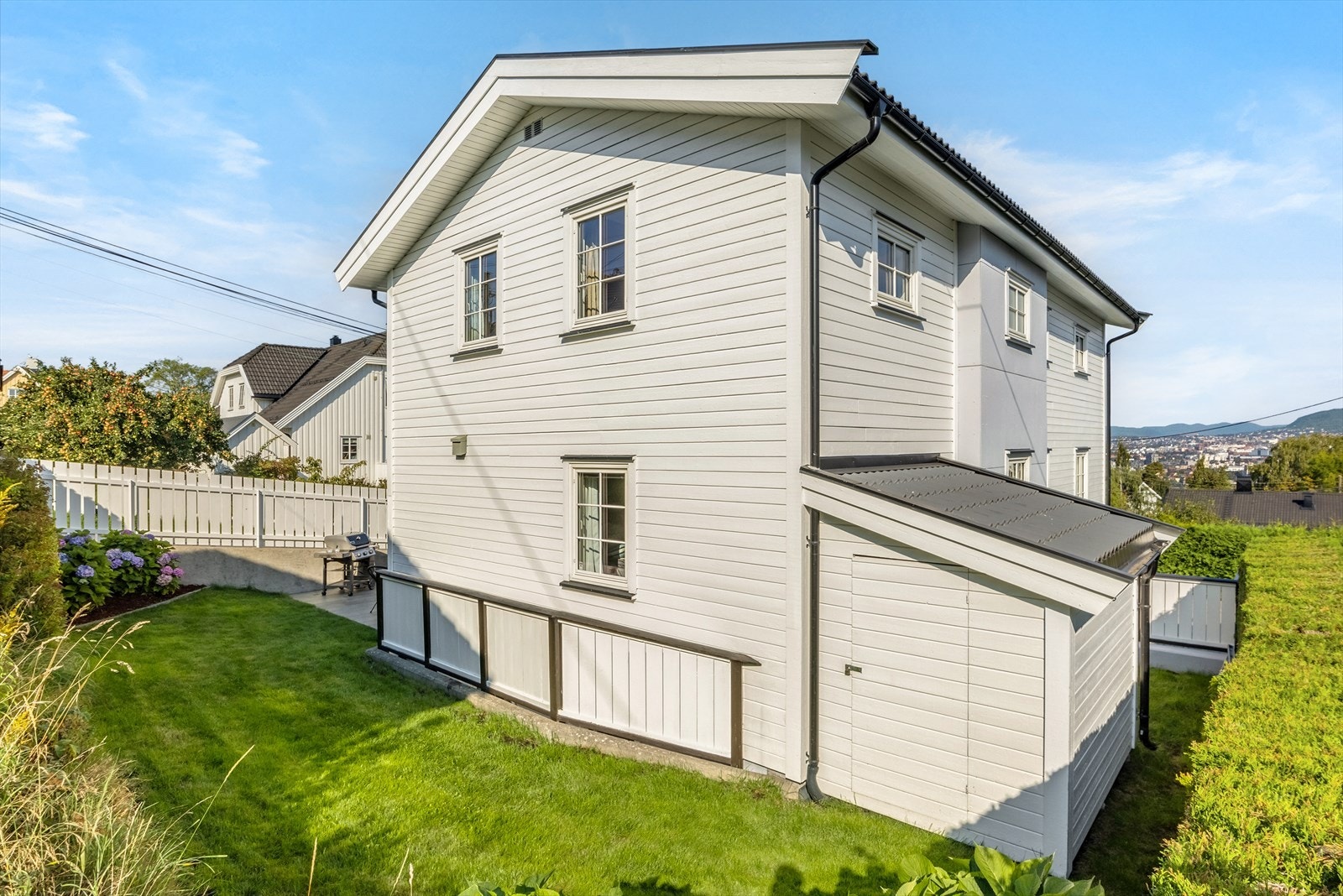 Huset har en praktisk utebod på ca. 5 m², som gir ekstra lagringsplass for hageutstyr og andre nødvendigheter. Galleribilde