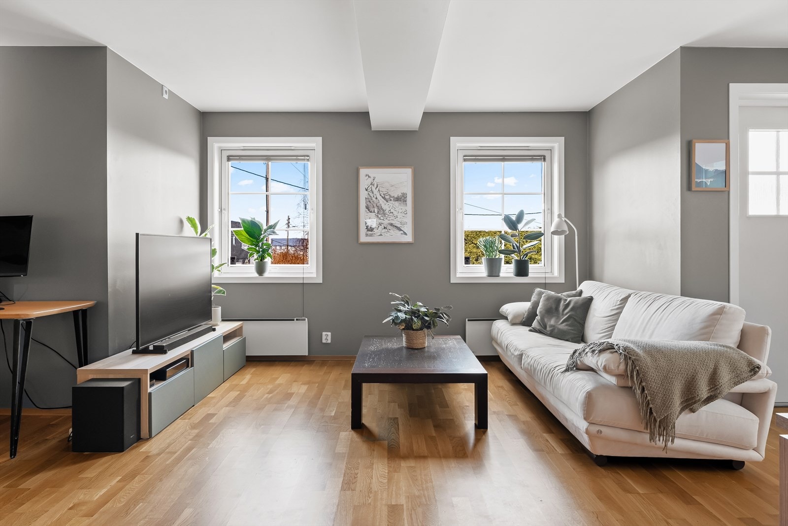 Gulvet er belagt med parkett, og overflatene er malt i moderne fargetoner. Galleribilde