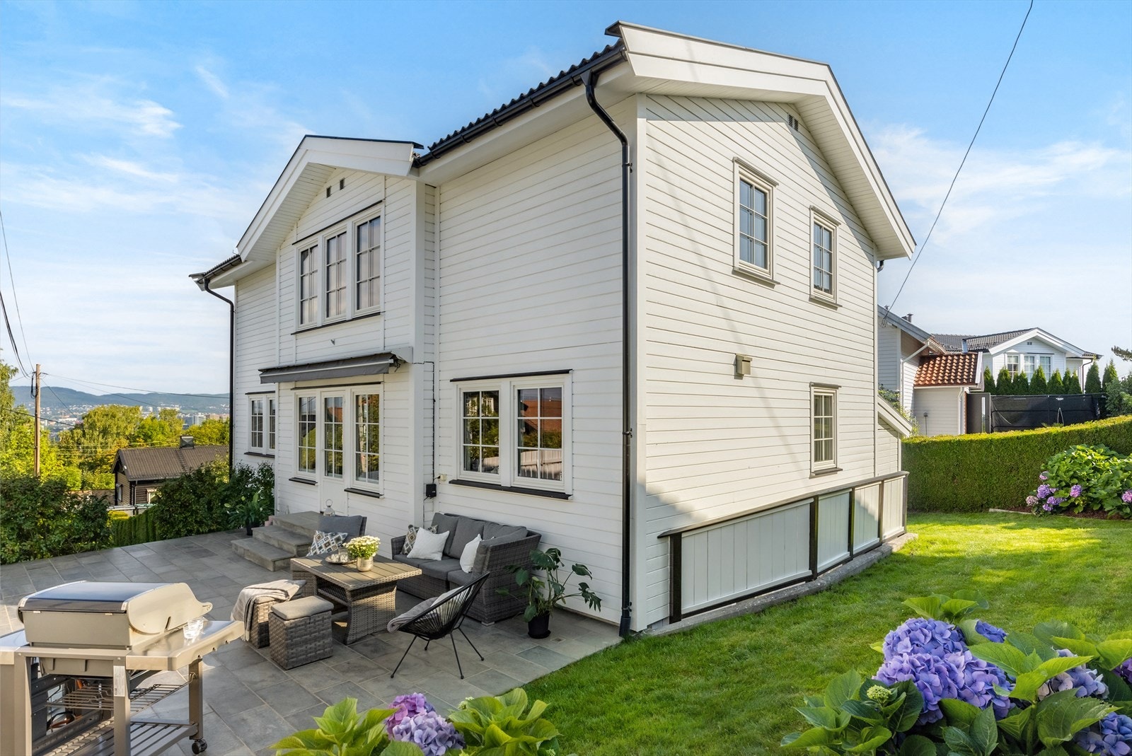 Helt avslutningsvis tar vi en titt ut igjen! Hagen gir et ideelt fristed for både avslapning og morsomme utendørsopplevelser for hele familien. Galleribilde