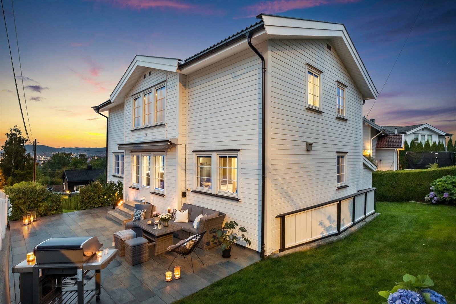 Eneboligen har en fin skiferbelagt terrasse på ca. 38 m², perfekt for hygge og sosiale sammenkomster. I tillegg har eiendommen også en liten gressplen, perfekt for både små tobente og firbente. Galleribilde