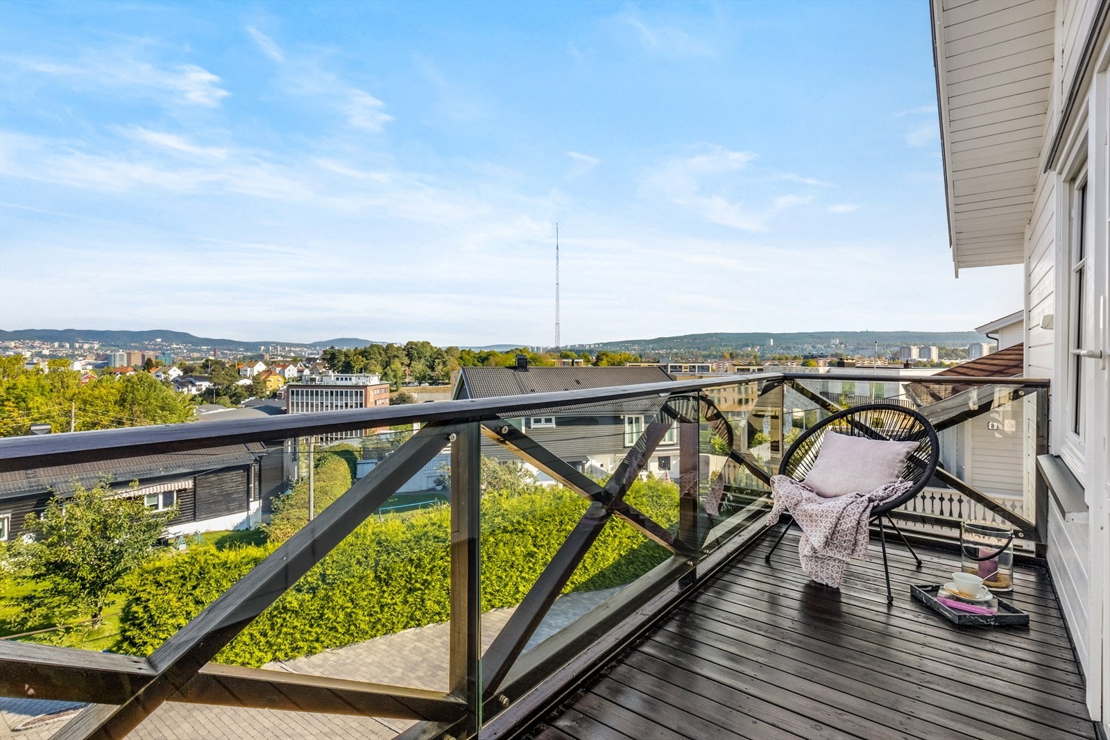 Verandaen på ca. 5,6 m², med utgang fra det gode hovedsoverommet, er perfekt for en rolig morgenstund med kaffekoppen. Galleribilde