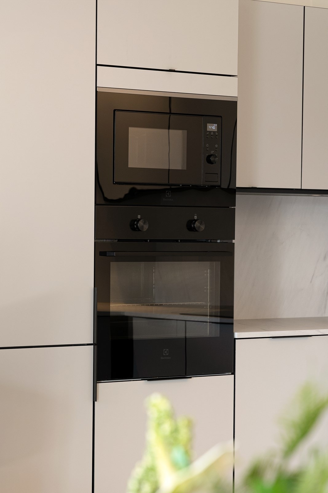 Det er integrert kjøl/fryseskap, micro, oppvaskmaskin, platetopp og stekeovn Galleribilde