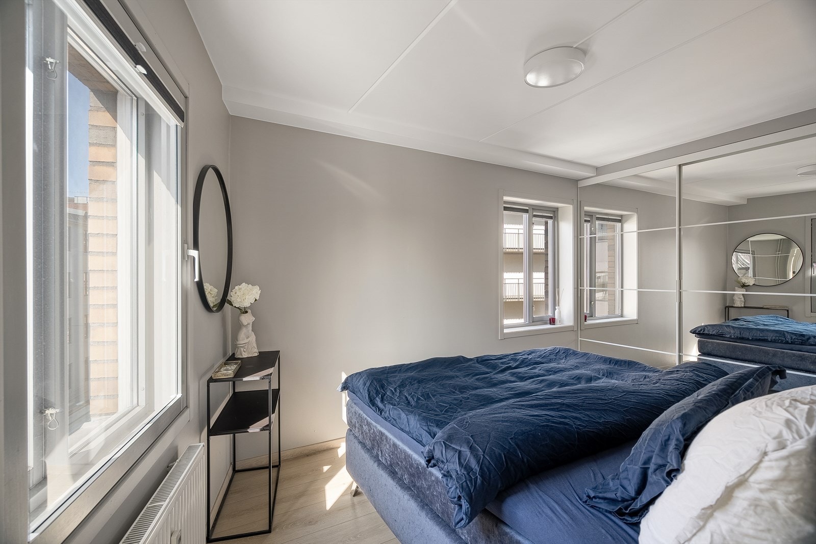 Romslig hovedsoverom med egen walk-in garderobe Galleribilde