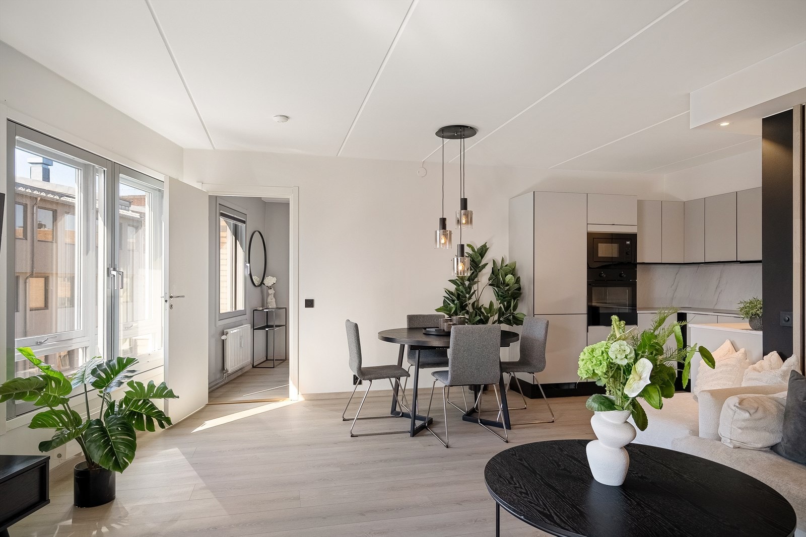 Store vindusflater som gir rikelig med naturlig lys Galleribilde