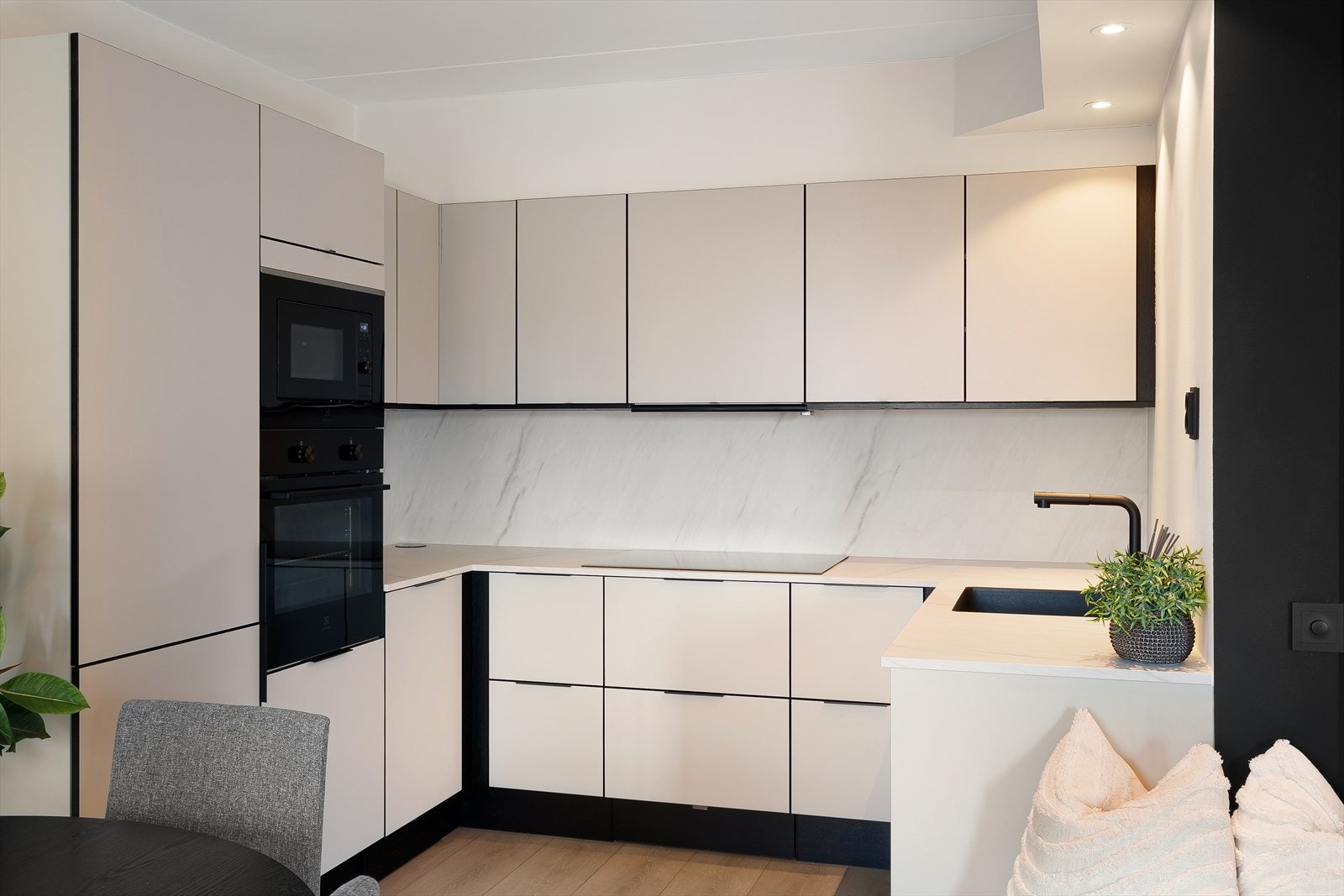 Kjøkkeninnredning fra HTH med glatte laminerte fronter og laminert benkeplate med nedsenket oppvaskkum Galleribilde