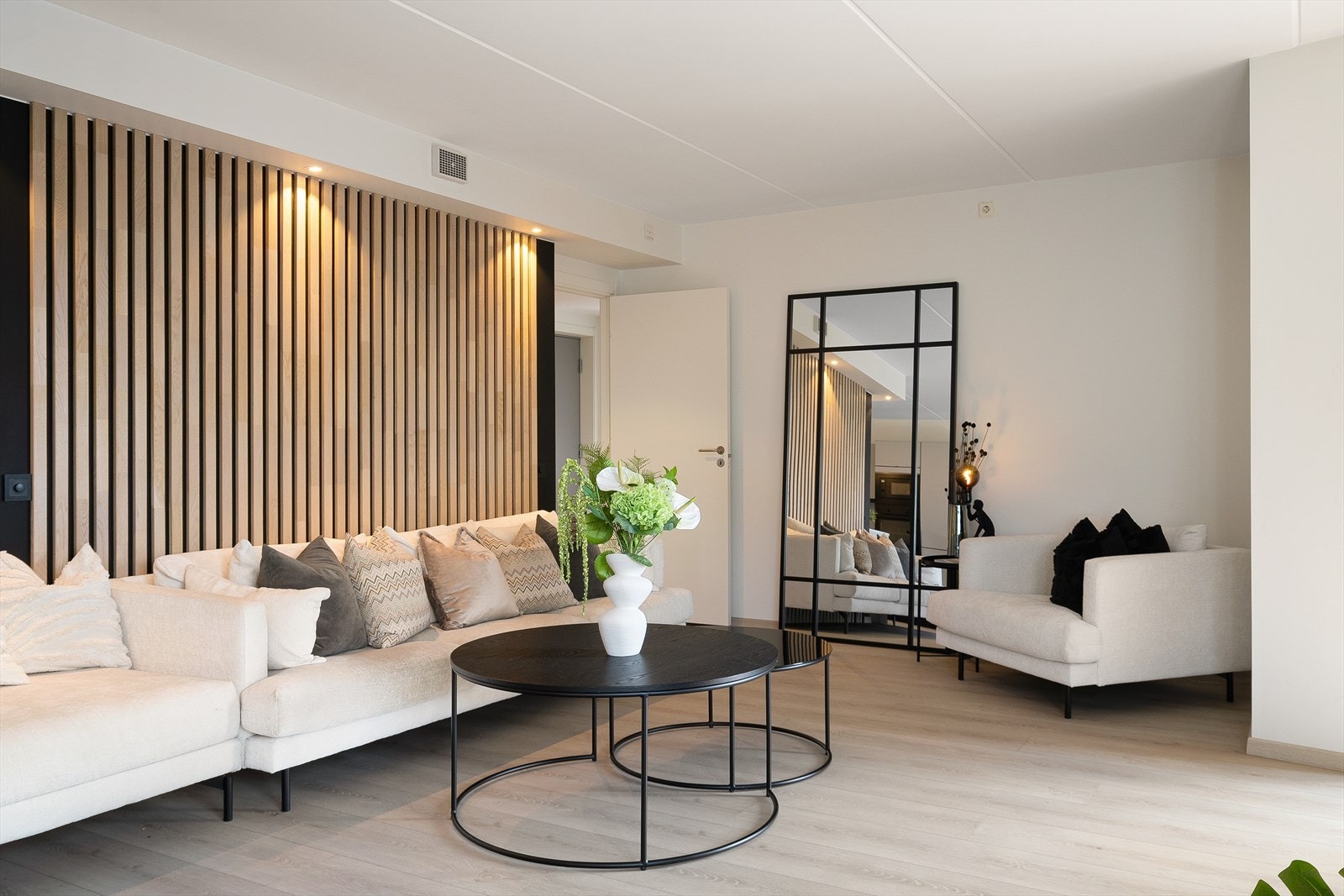 God plass til stor sofagruppe med tilhørende møblement Galleribilde