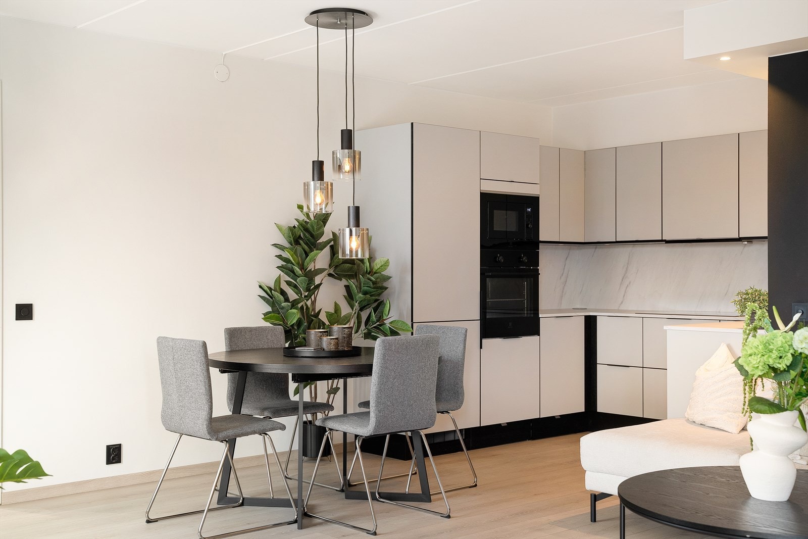 Moderne kjøkken fra 2022 i åpen løsning mot stue Galleribilde