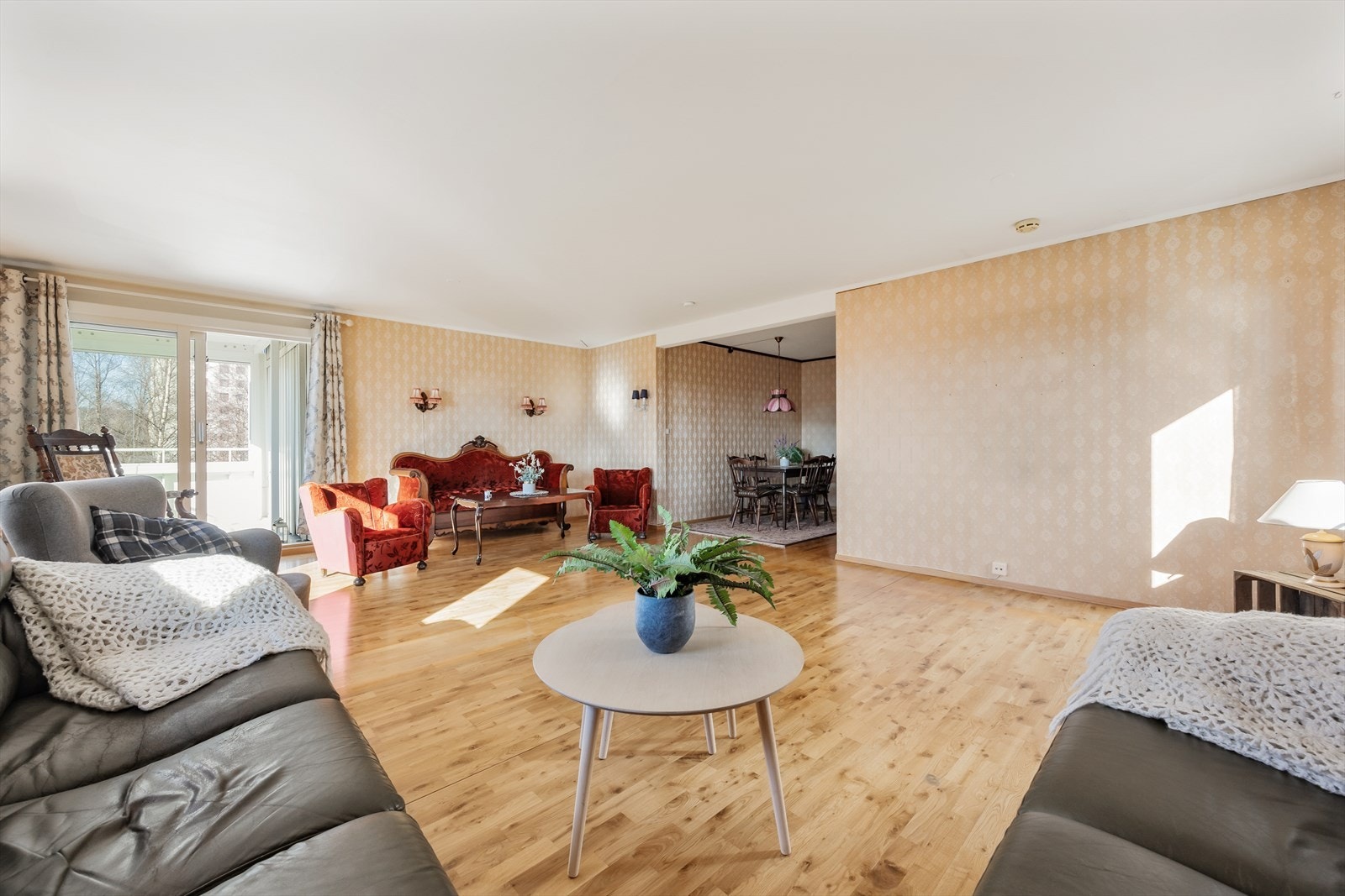 Lys og innbydende stue med store vindusflater som slipper inn rikelig med naturlig lys Galleribilde