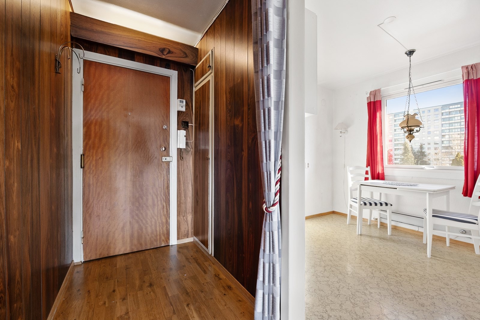 I entreen er det et praktisk callinganlegg for å slippe inn gjester Galleribilde