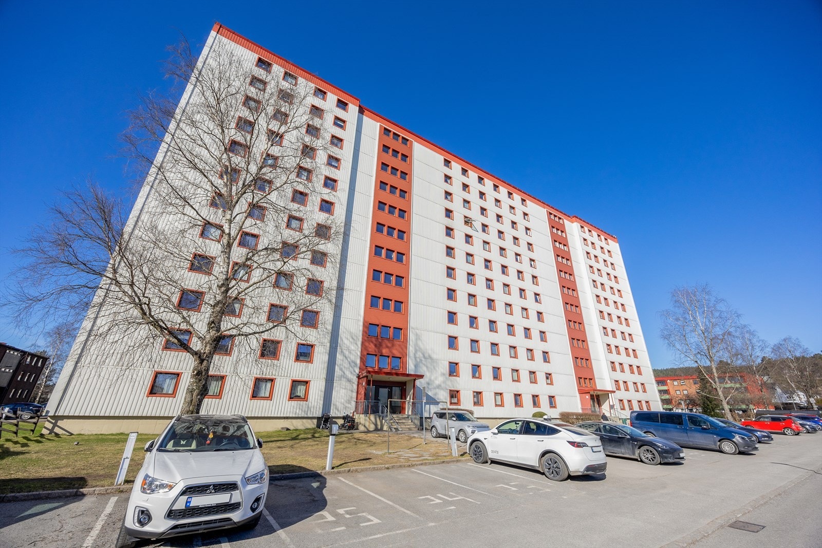 Leilighetsbygg med praktisk beliggenhet nær fasiliteter Galleribilde