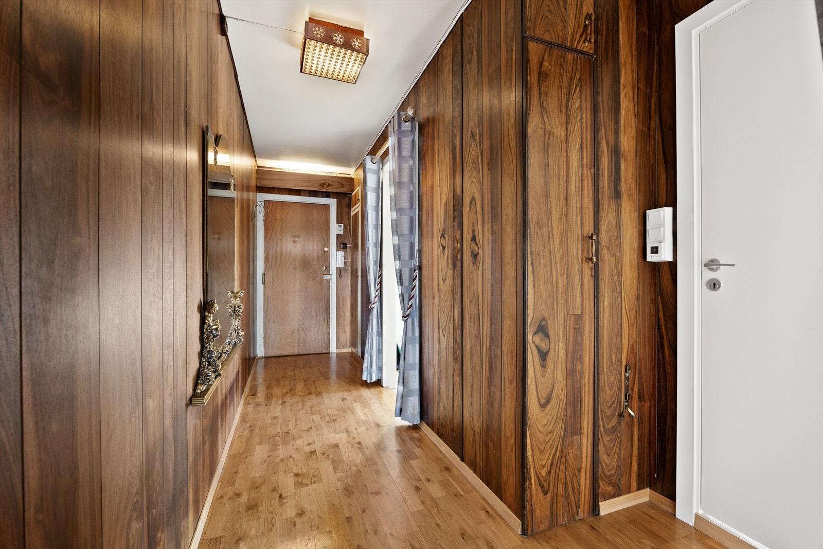 Stor gang med tilgang til alle rom Galleribilde