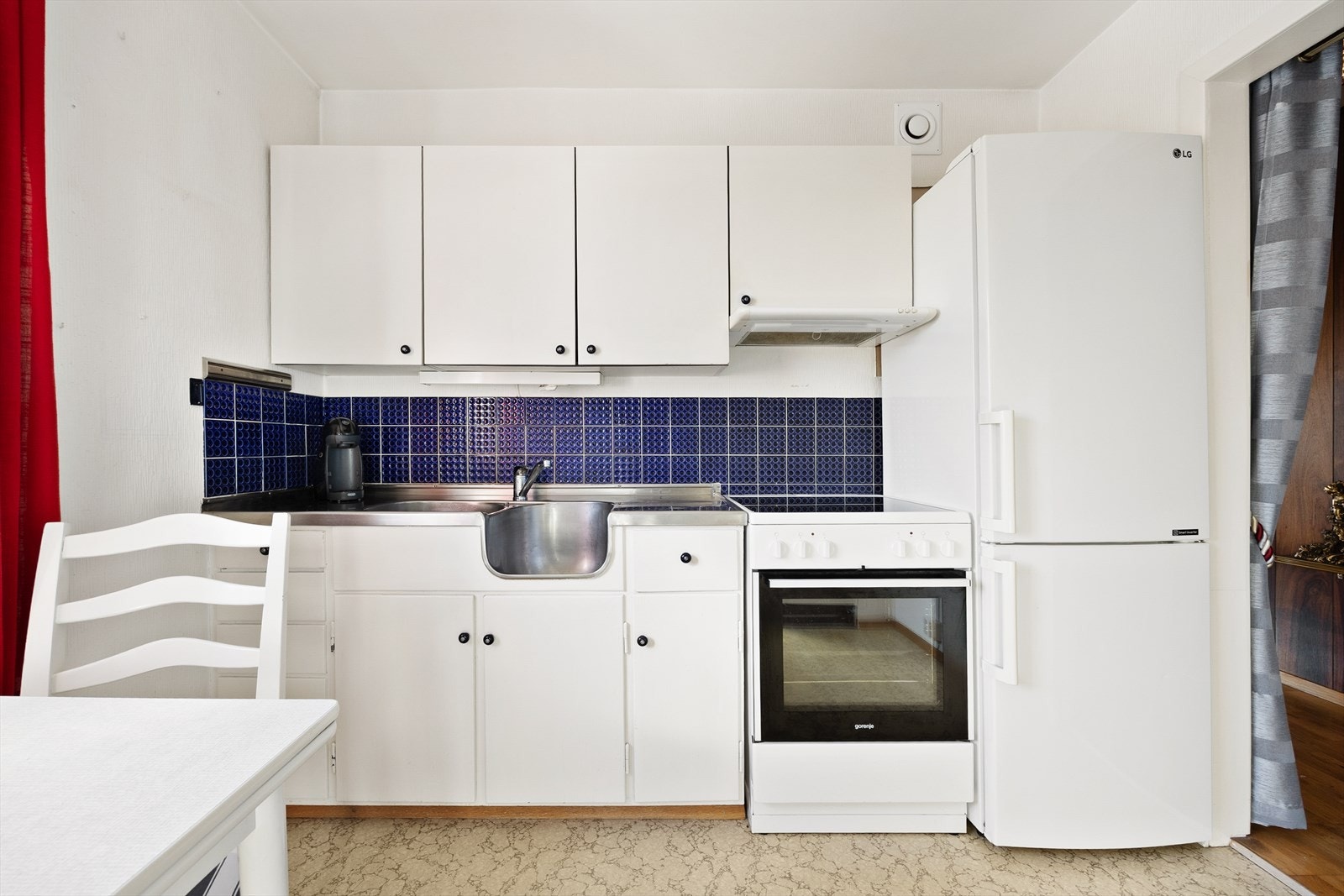 Kjøkkenet har mye skapplass som gjør det enkelt å oppbevare matvarer Galleribilde