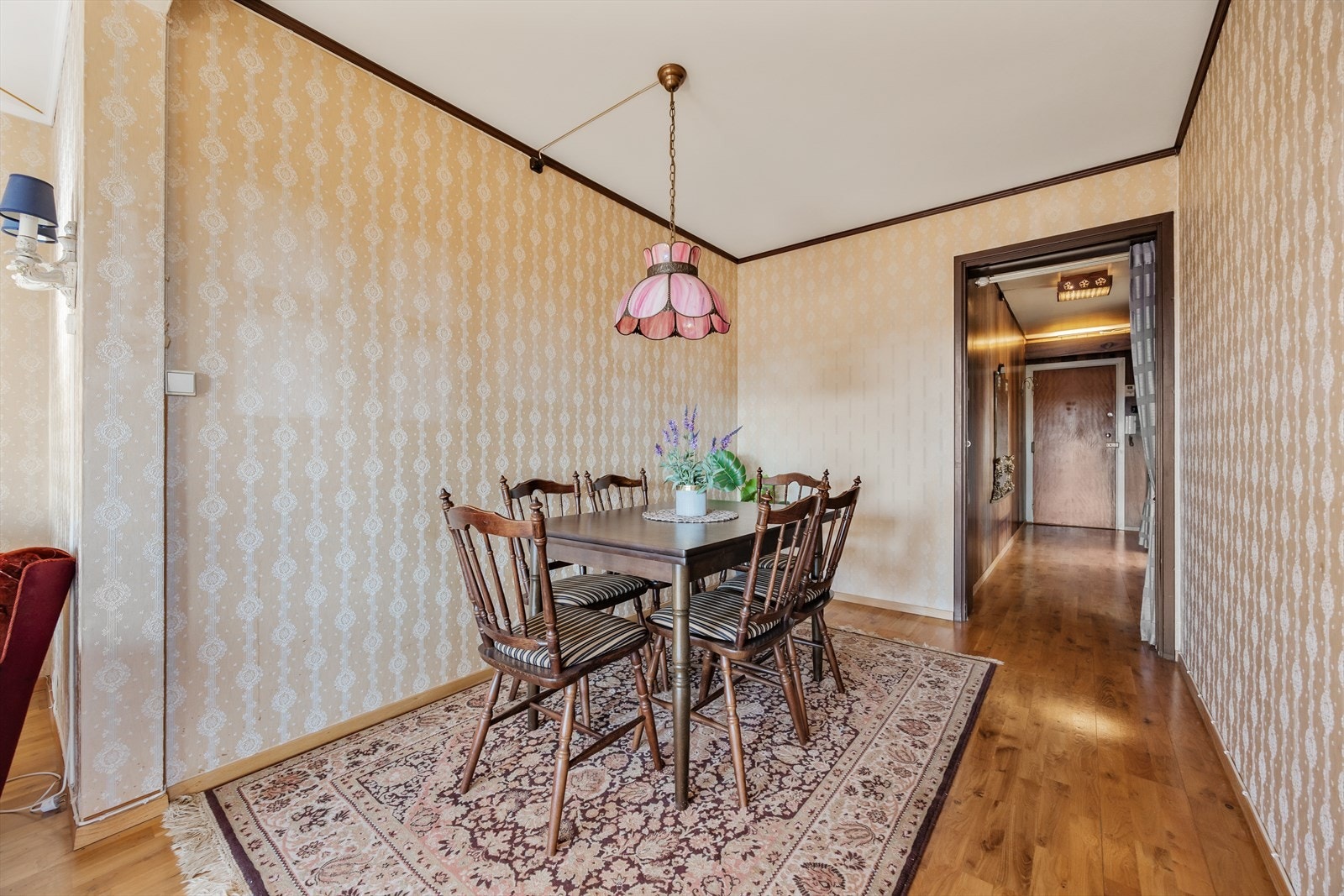 God plass til middagsbord i stuen Galleribilde