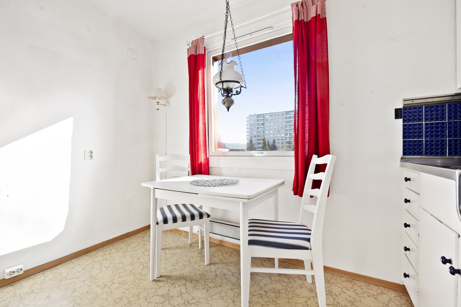 På kjøkkenet er det et stort vindu som slipper inn mye naturlig lys Galleribilde