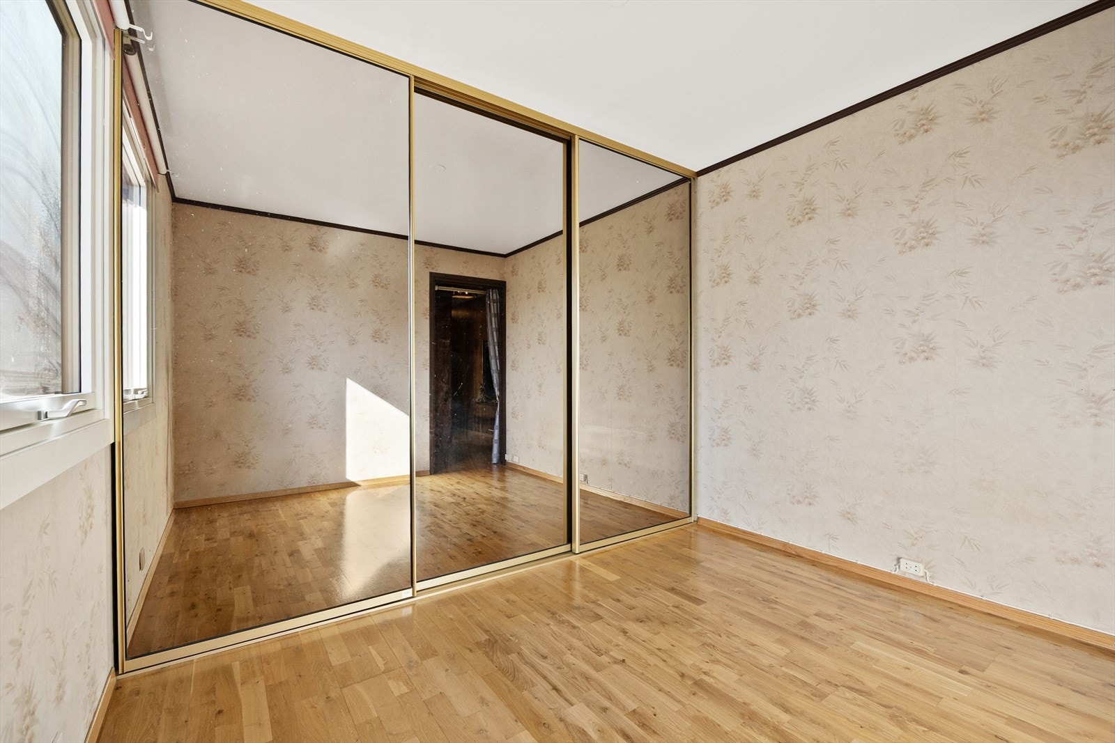 Boligen har et stort hovedsoverom med mye skapplass i speilskap Galleribilde