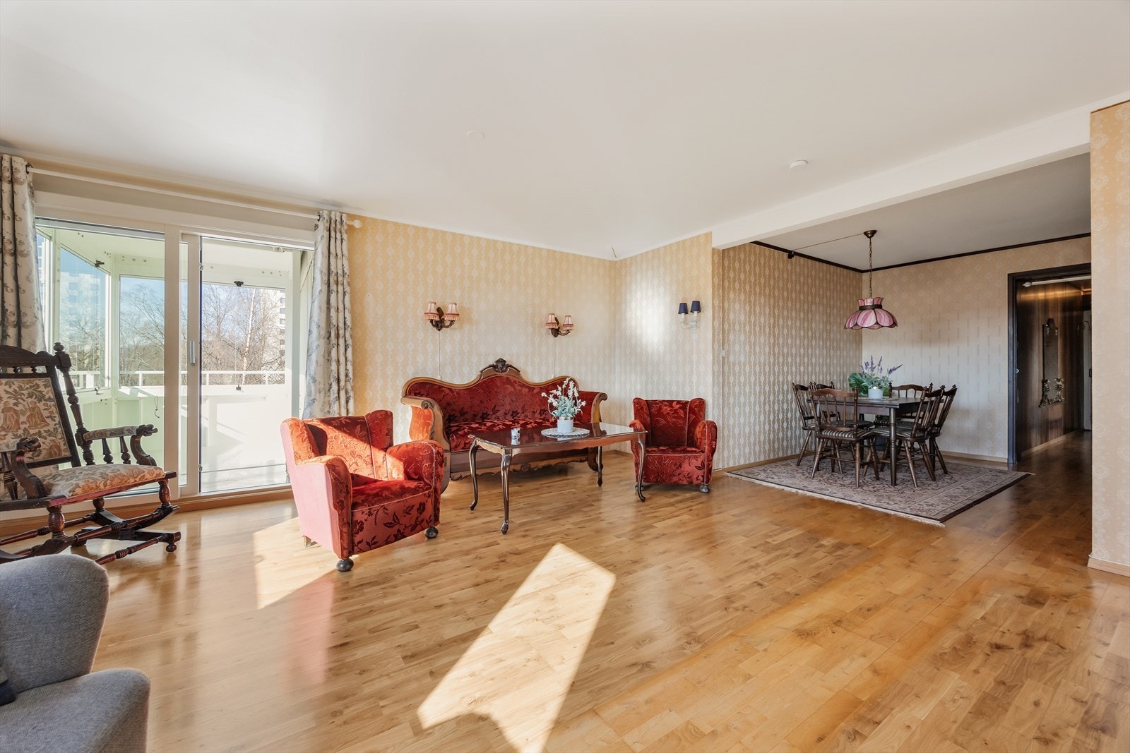 Fra stuen er det utgang til en stor innglasset balkong med gode solforhold Galleribilde