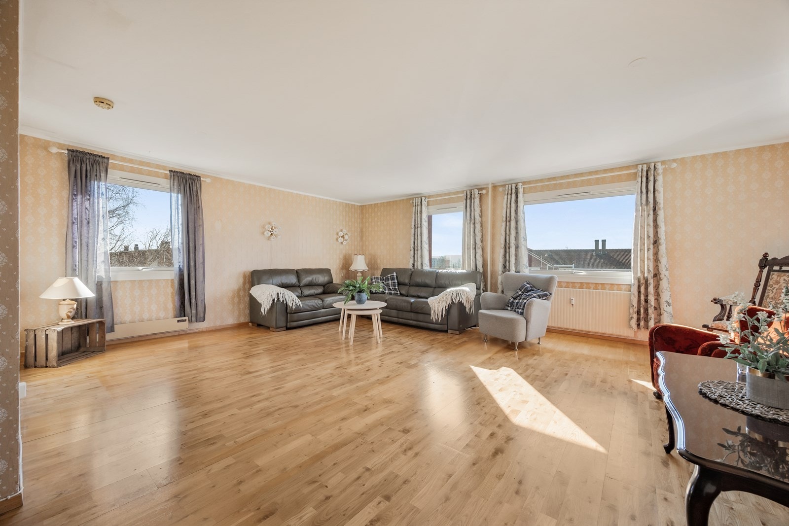 Stuen er utvidet fra slik den opprinnelig er, da det er fjernet to soverom for å gjøre rommet større Galleribilde