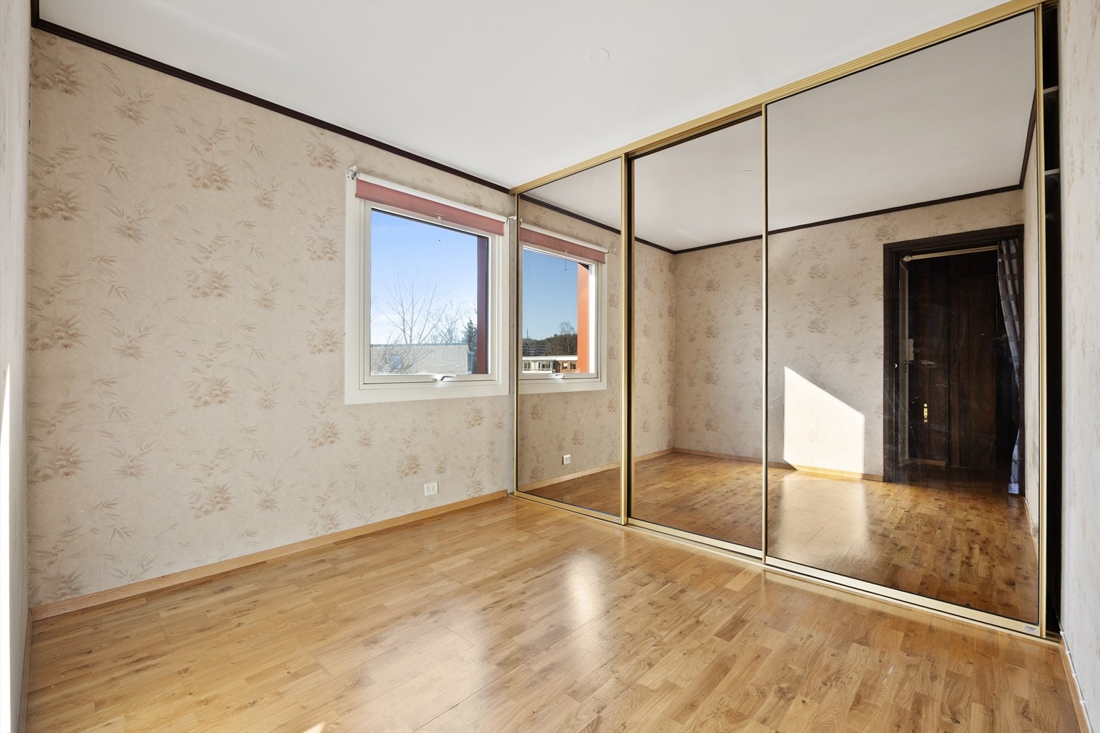 På soverommet er det et stort vindu som slipper inn mye naturlig lys Galleribilde