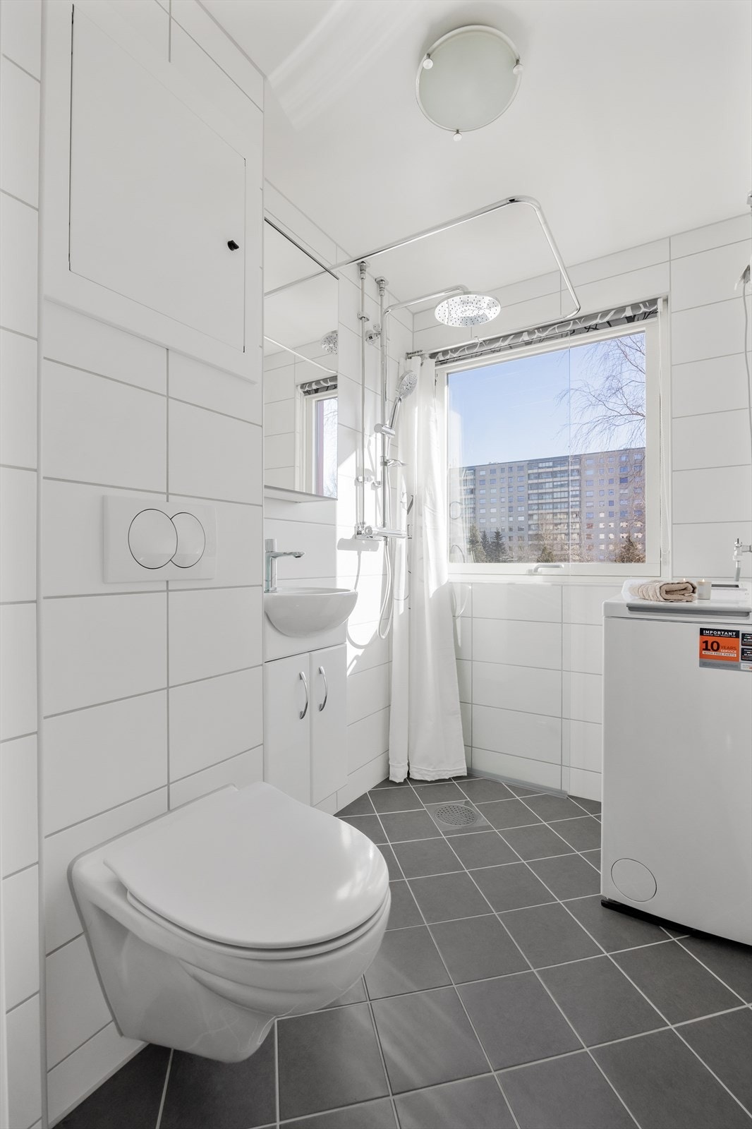 Badet har fliser på vegg og gulv, og behagelig varme i gulvet Galleribilde