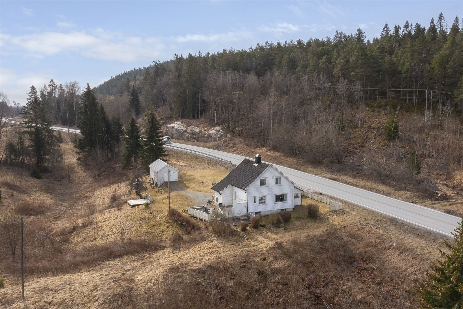 Tomten er opparbeidet med grus og gressplen i gårdsplassen. Forøvrig består tomten av naturtomt med viltvoksende trær og busker. Galleribilde