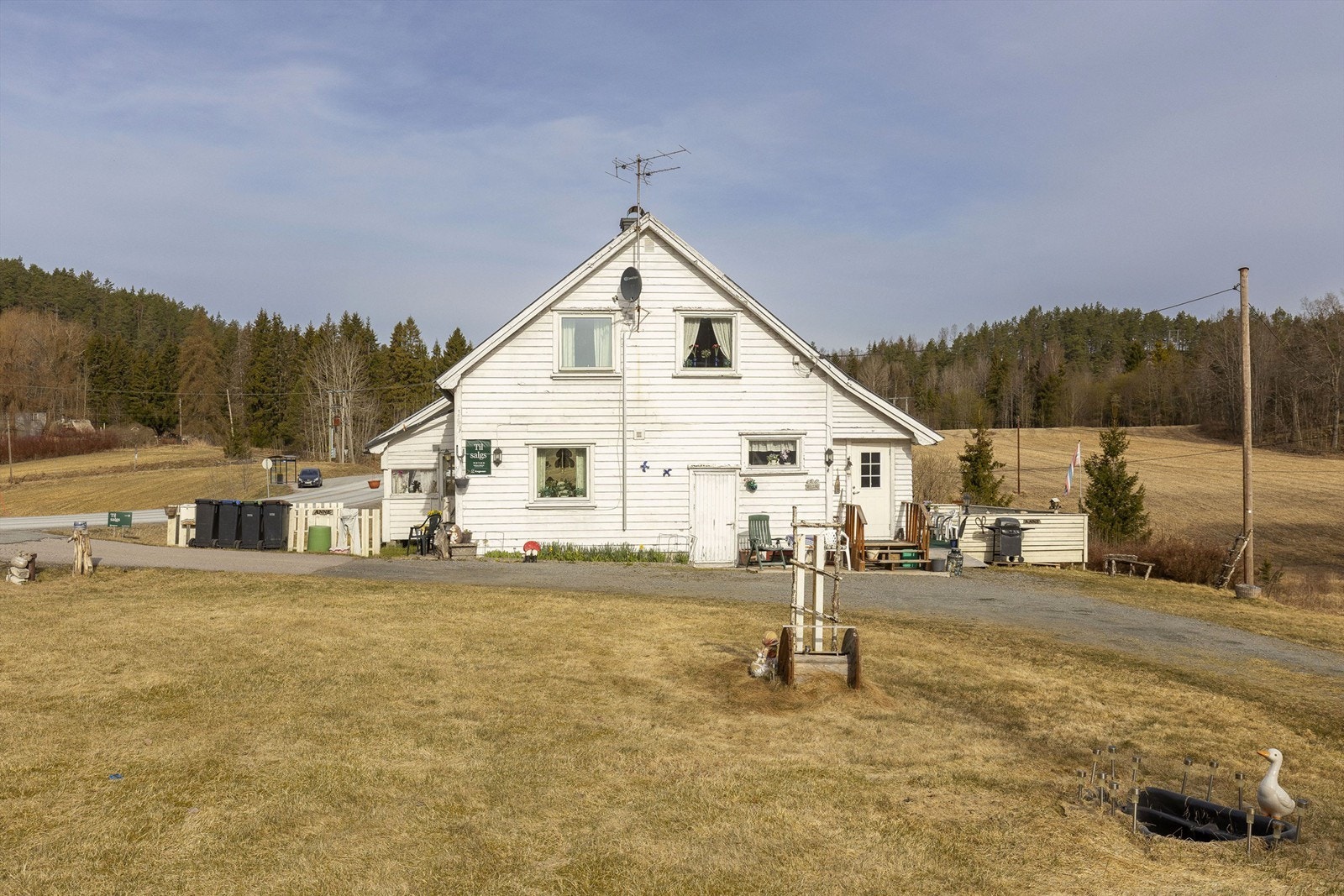 Det er 3 km til Helgen Montessoriskole og 4 km til Helgen idrettsplass. Busstopp ca. 150 m fra boligen. Galleribilde