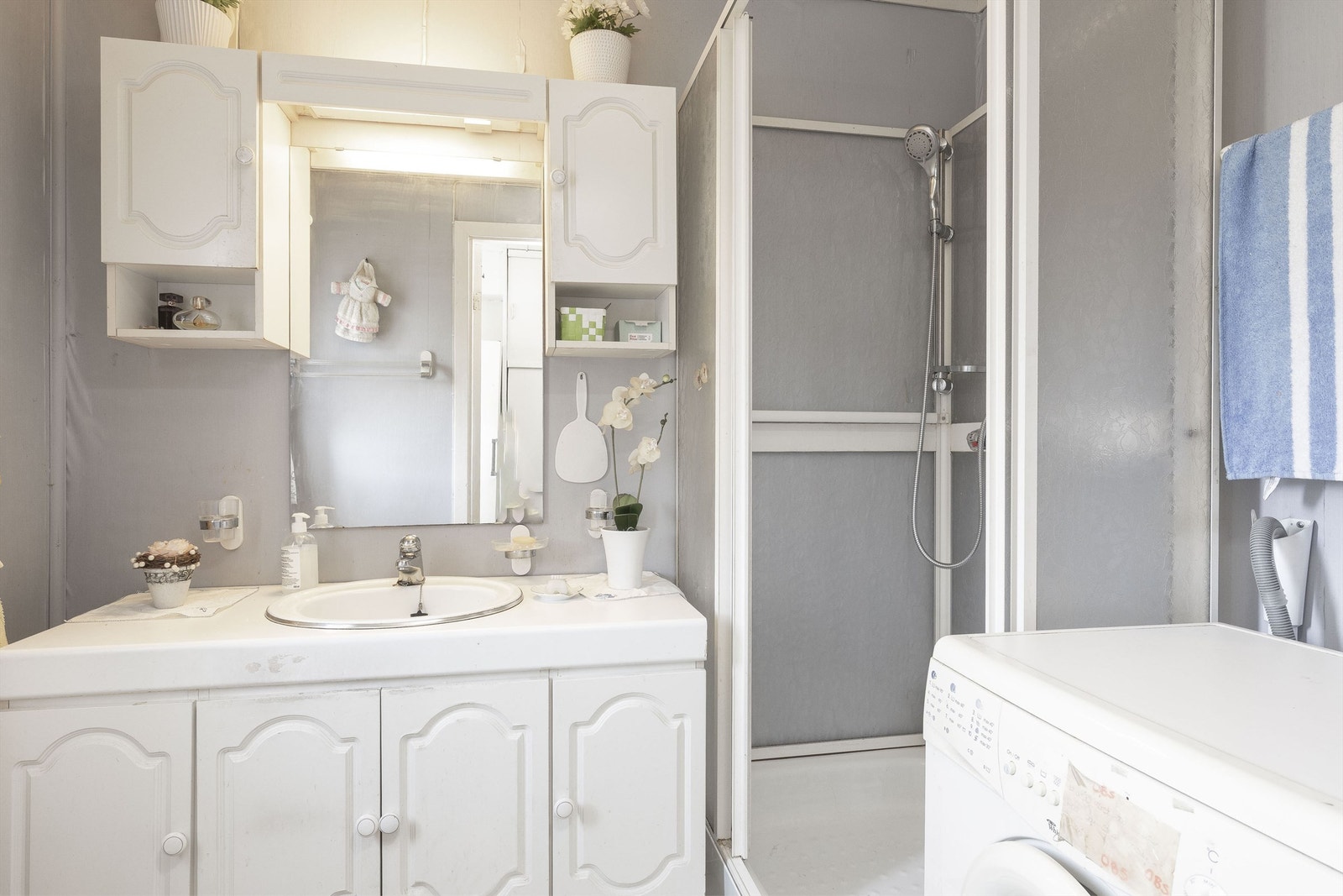 Det er servantskap, dusjkabinett og opplegg for vaskemaskin på badet. Galleribilde