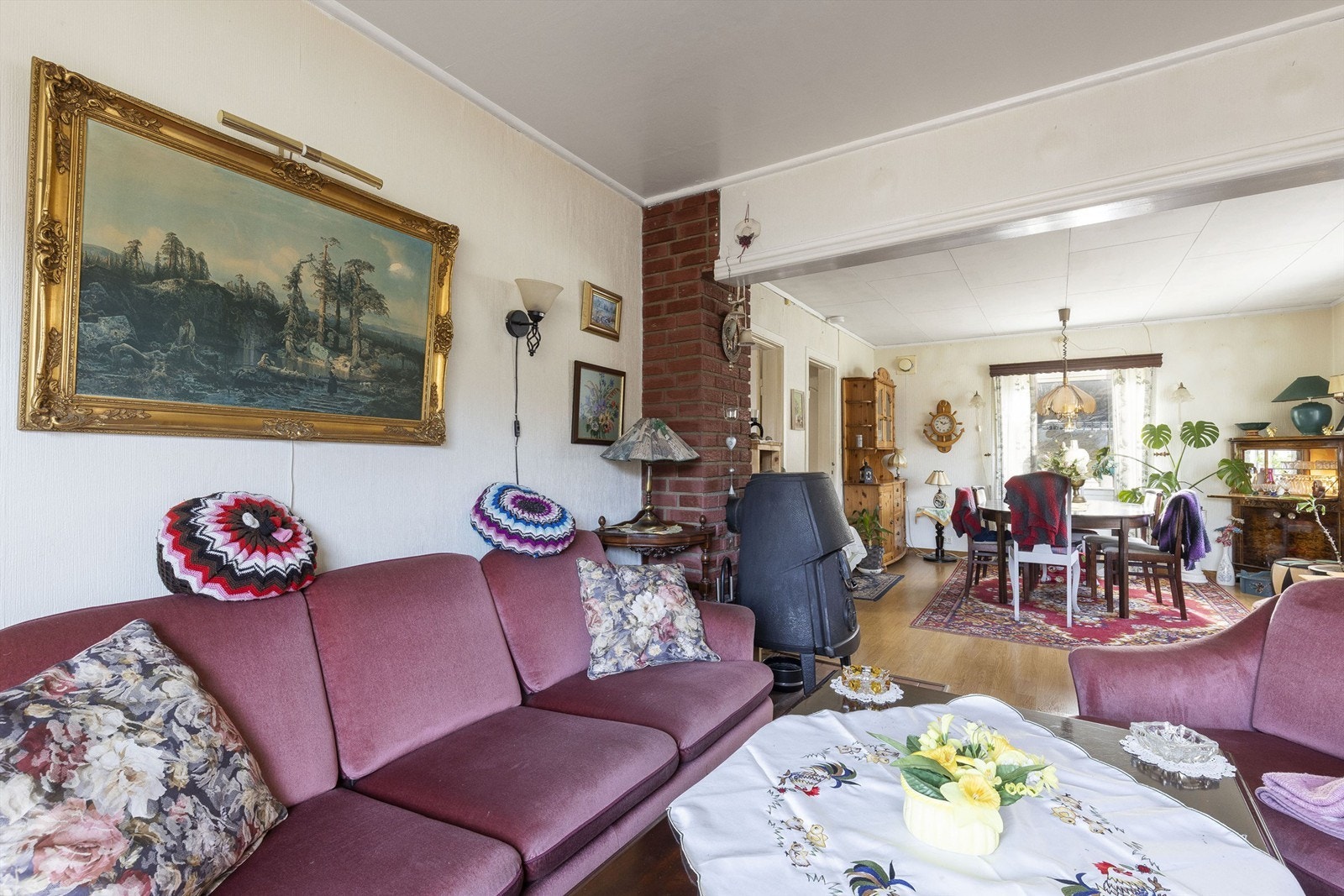 Det er montert vedovn i kjellerstue og stue. Galleribilde