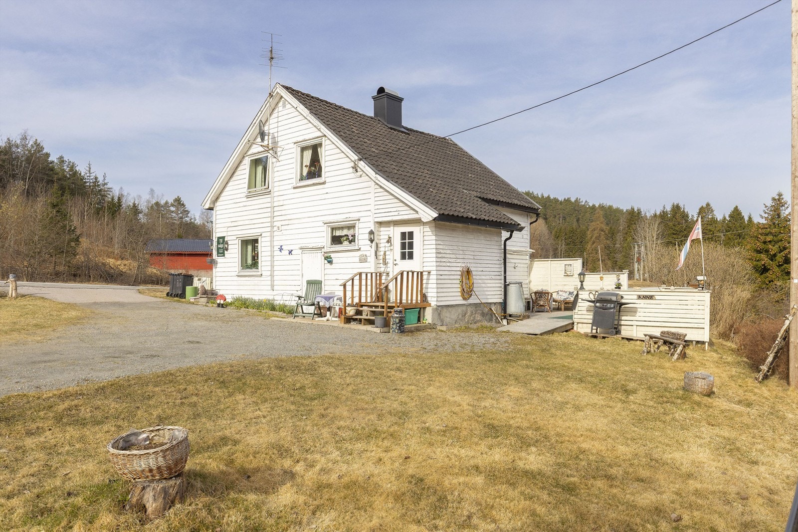 Eneboligen er oppført i 1950 og har behov for renovering. Galleribilde