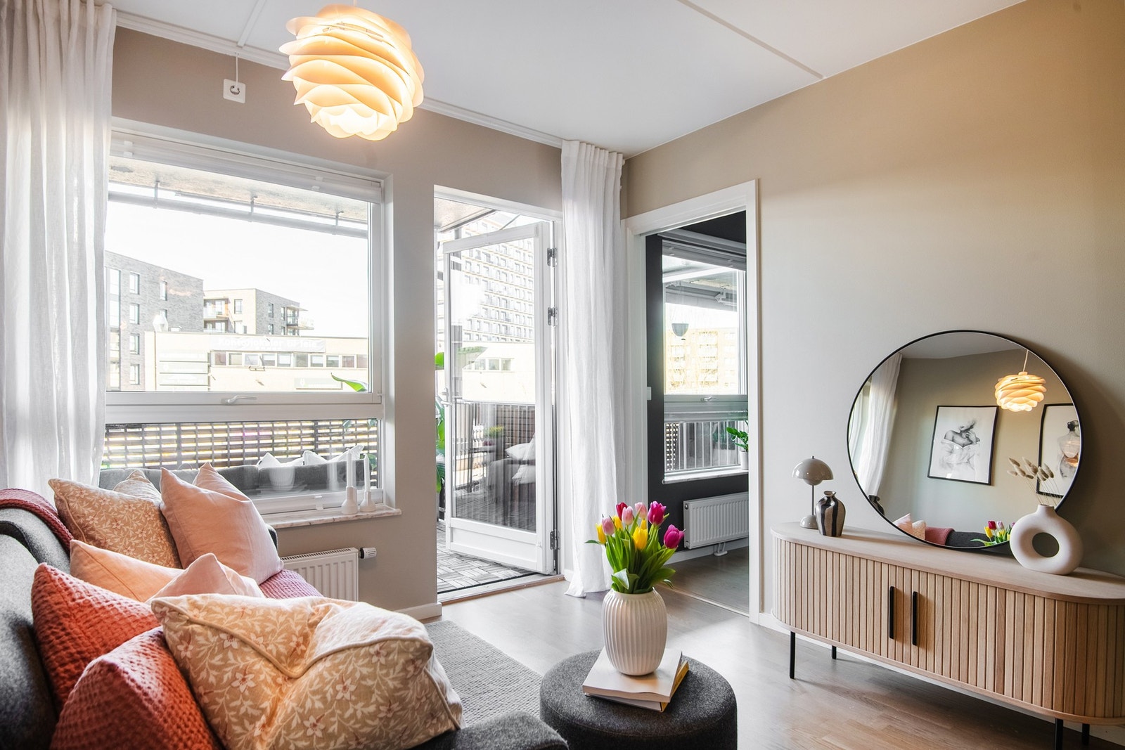 Store vindusflater slipper inn rikelig med naturlig lys og bidrar til en luftig romfølelse. Galleribilde