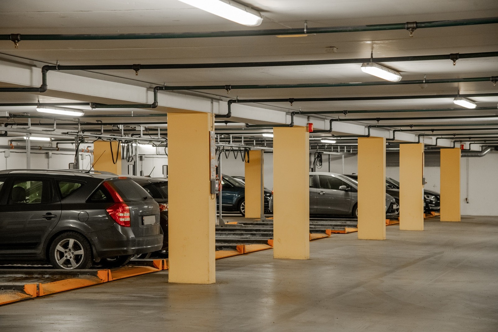 Sameiet har fire gjesteparkeringsplasser: En utenfor garasjeporten og tre inne i garasjen. Galleribilde