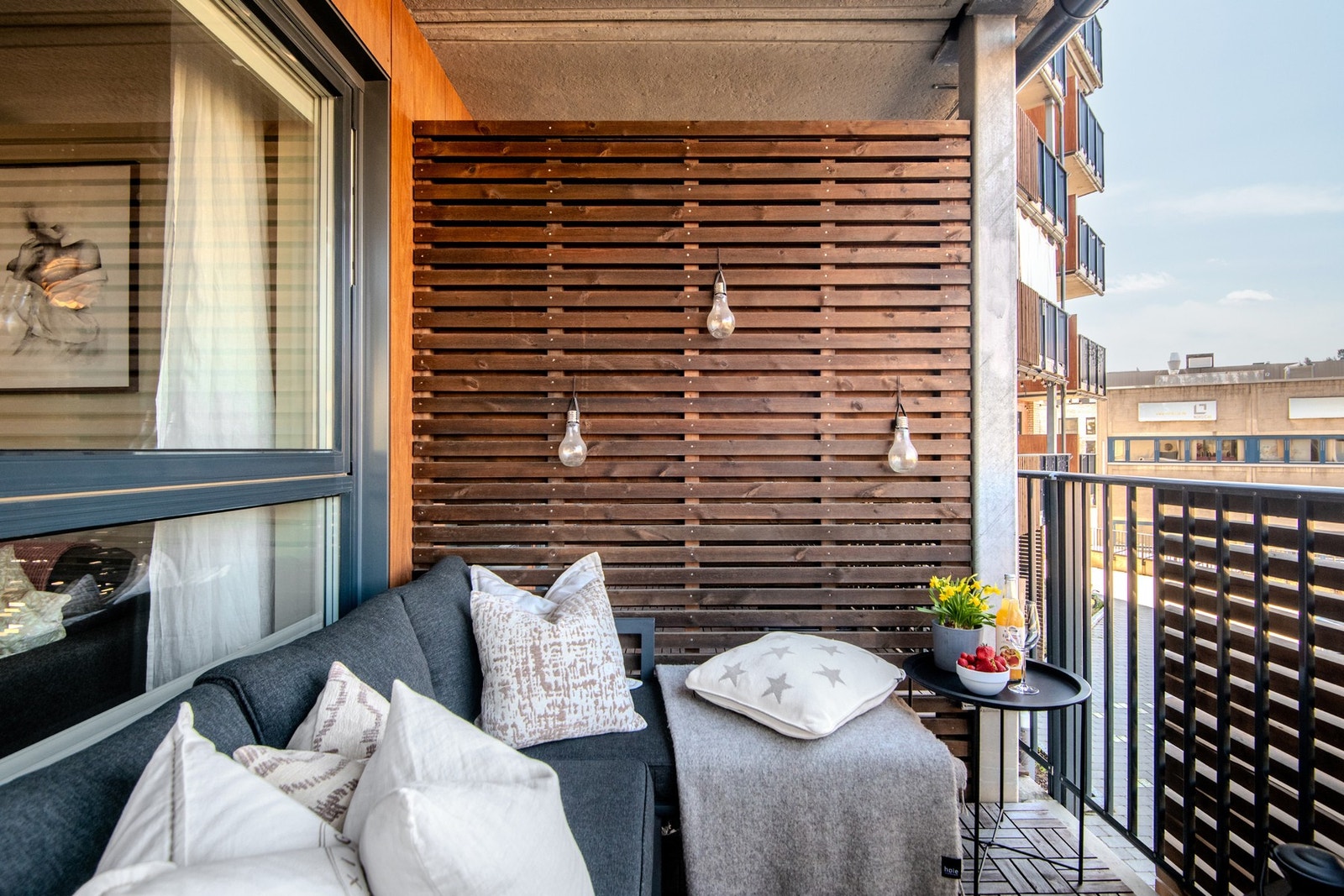 Balkongen har god plass til innredning med ulike typer utemøblement, som sittegruppe og grill, og gir dermed gode muligheter for hyggelige måltider og avslapning utendørs. Galleribilde