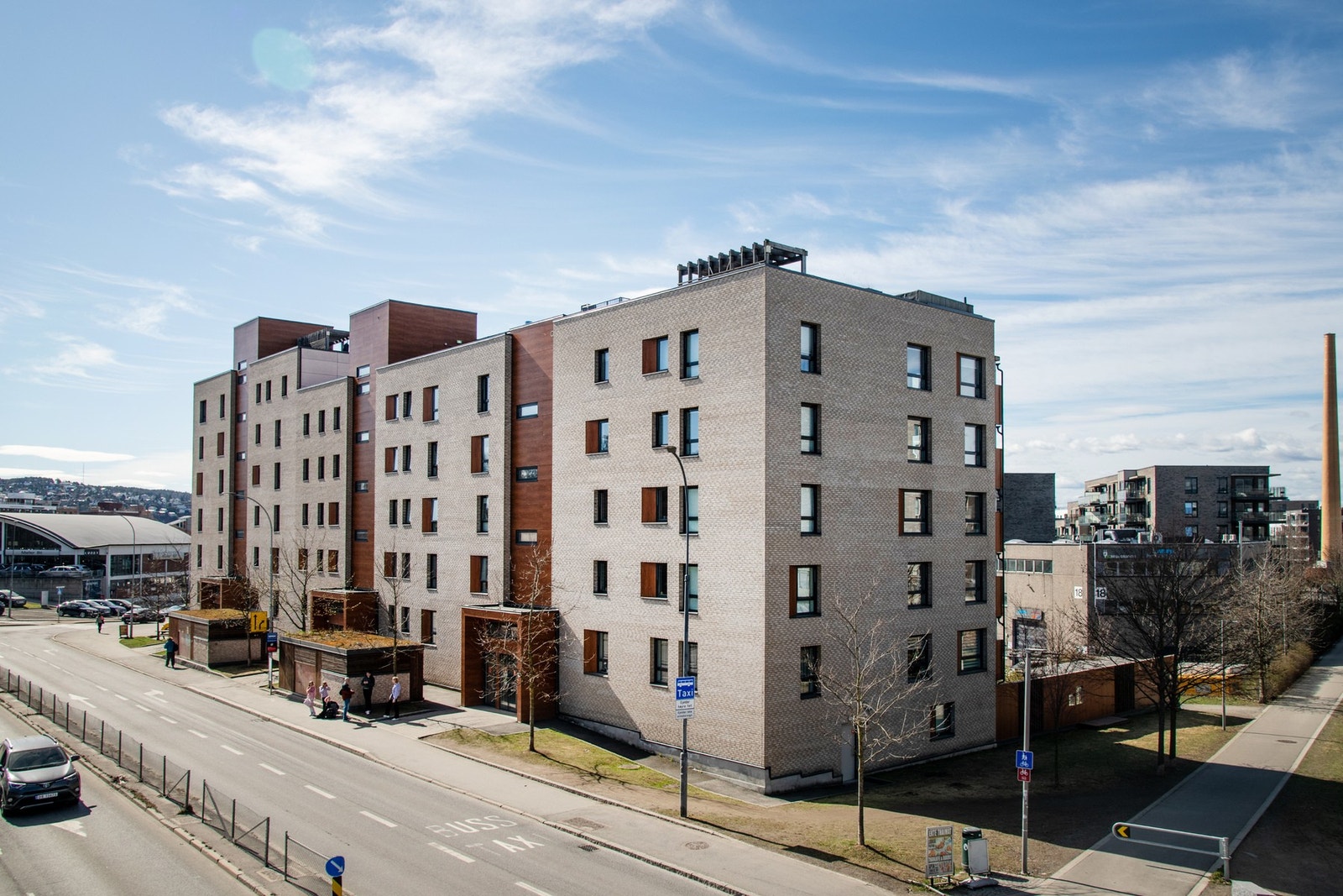 Buss og T-bane tar deg i alle retninger, så her er det lett å bo også uten bil. Rett utenfor boligen ligger busstoppet Gladengveien med buss 21 og Flybussen. Galleribilde