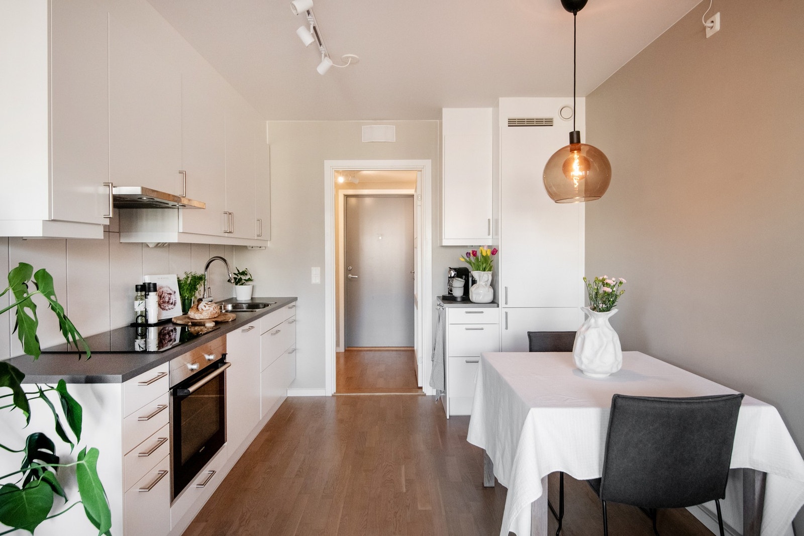 Stilren kjøkkeninnredning fra Marbodal som byr på godt med arbeidsflater og skapplass. Galleribilde