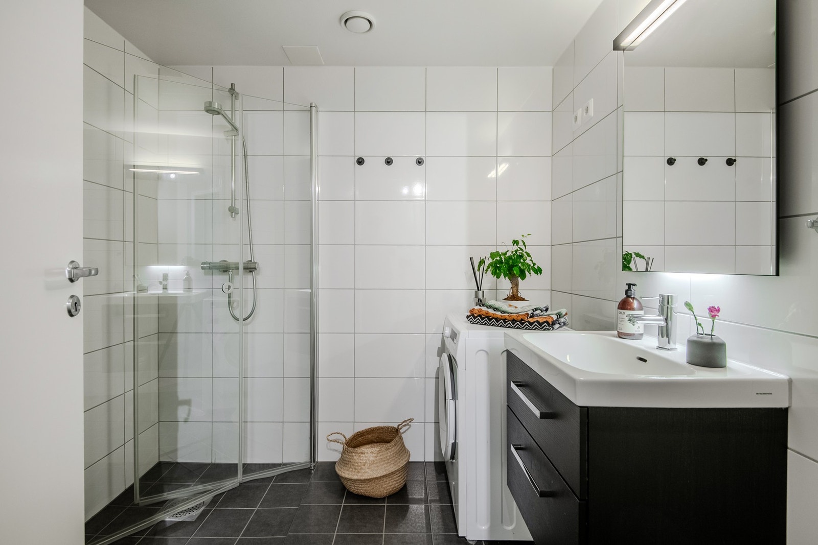 Romslig og moderne baderom med gulvvarme. Galleribilde
