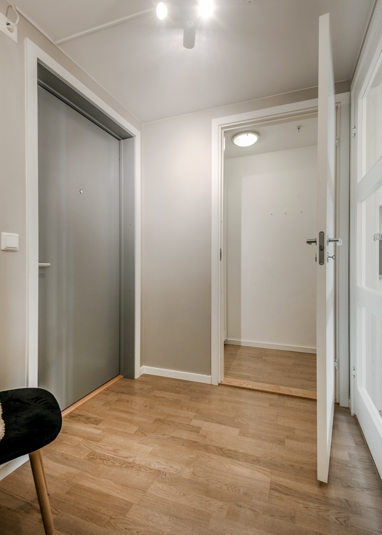 Lys entré med innvendig bod som gir godt med oppbevaringsmuligheter for sesongbasert yttertøy, sko og vaskeredskaper. Galleribilde