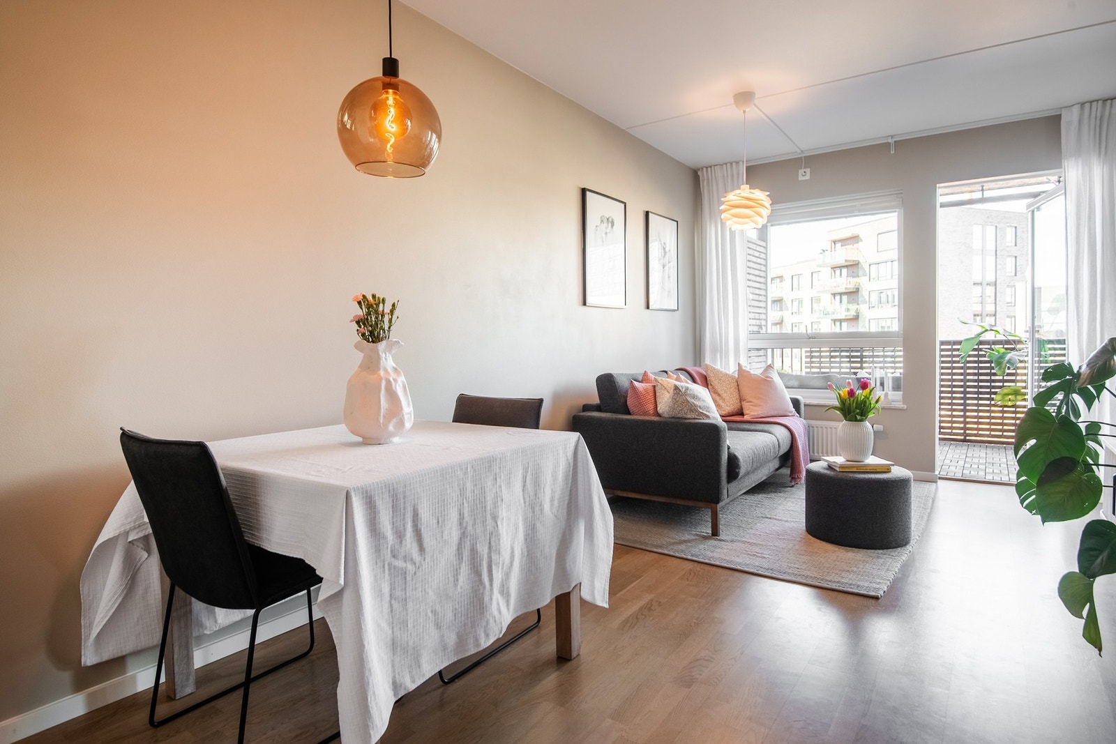 Det er god plass til både sofagruppe med stuebord, TV-møblement og spisebord, noe som gjør stuen velegnet for både avslapning og sosiale sammenkomster. Galleribilde