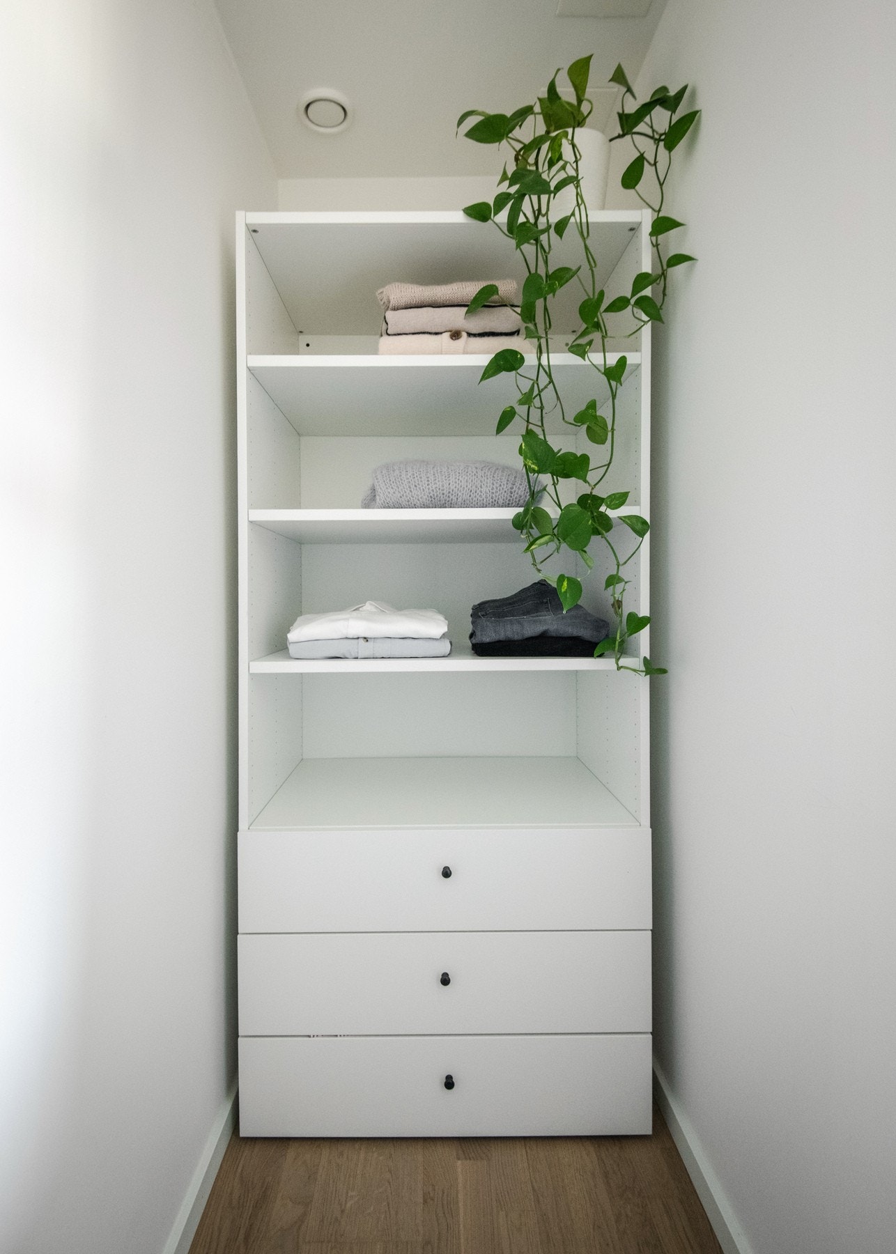 Omkledningsrommet i tilknytning til soverommet gir godt med oppbevaringsplass for din garderobe. Galleribilde