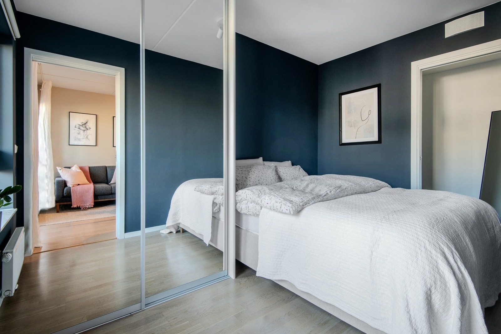 Soverommet har gode innredningsmuligheter med plass til dobbeltseng og nattbord. Galleribilde