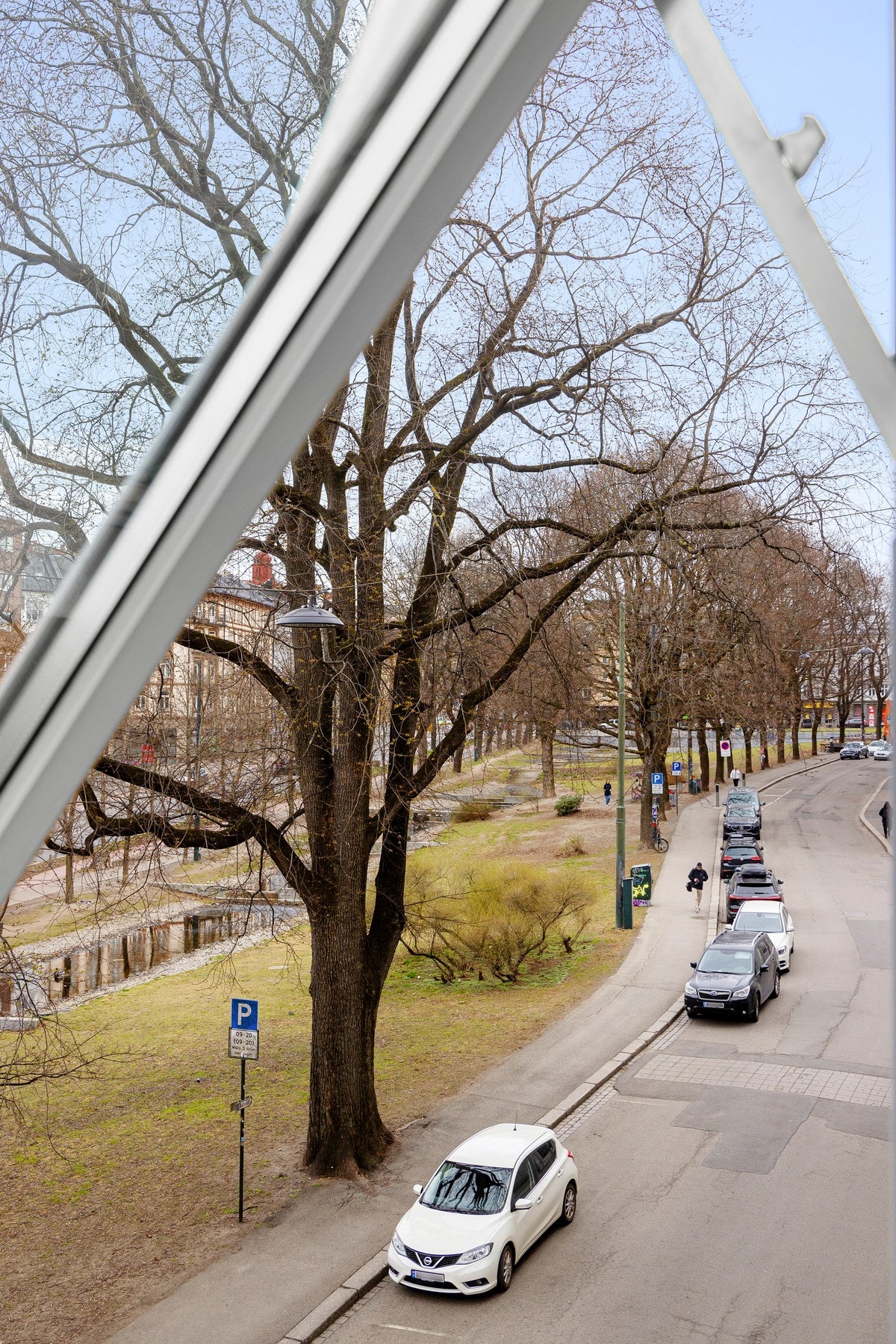 Store vindusflater som vender ut mot et frodig og grønt uteområde. Galleribilde