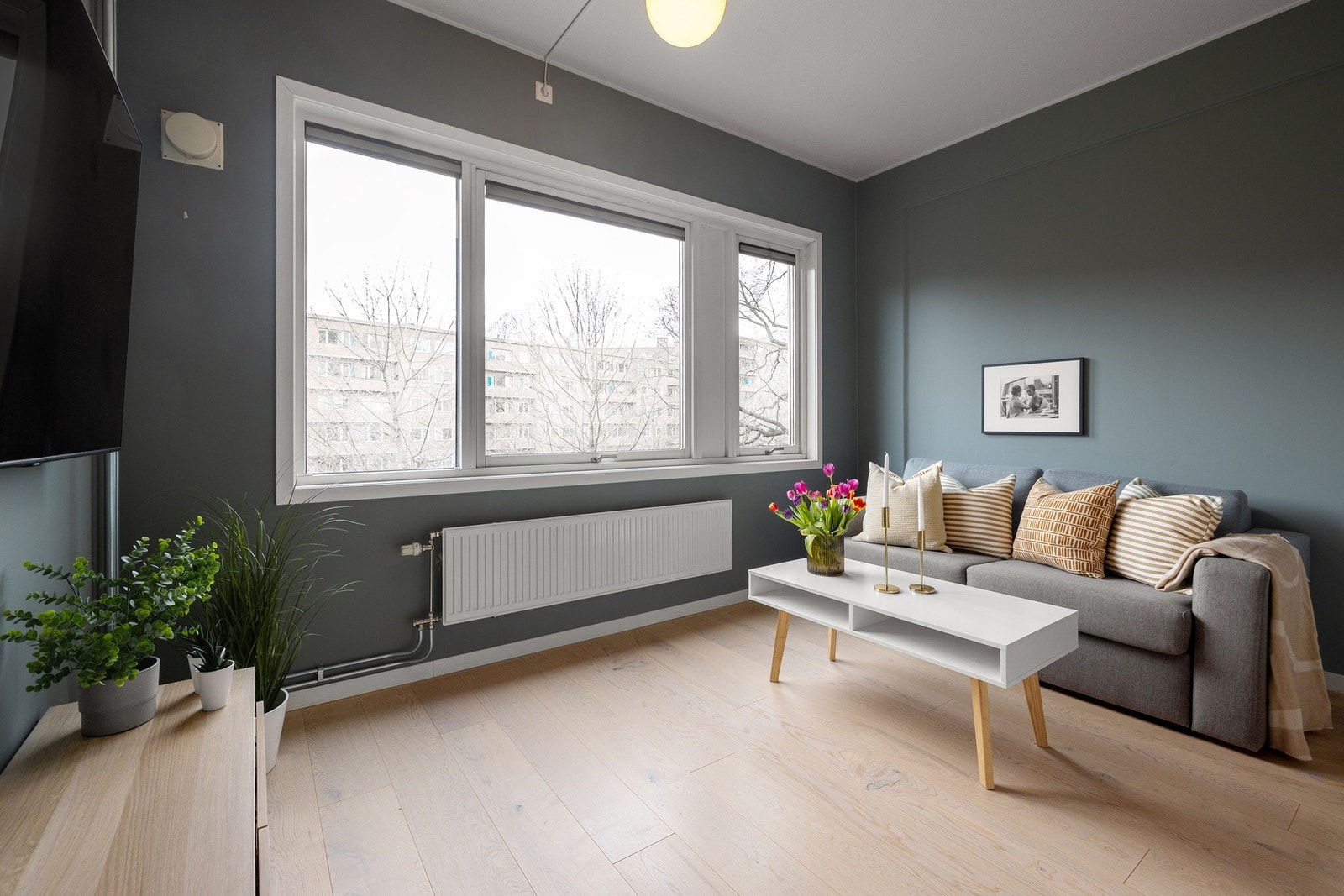 Stuens har en fleksibel utforming som gjør det enkelt å innrede med både sofagruppe, spisebord og soveplass. Galleribilde