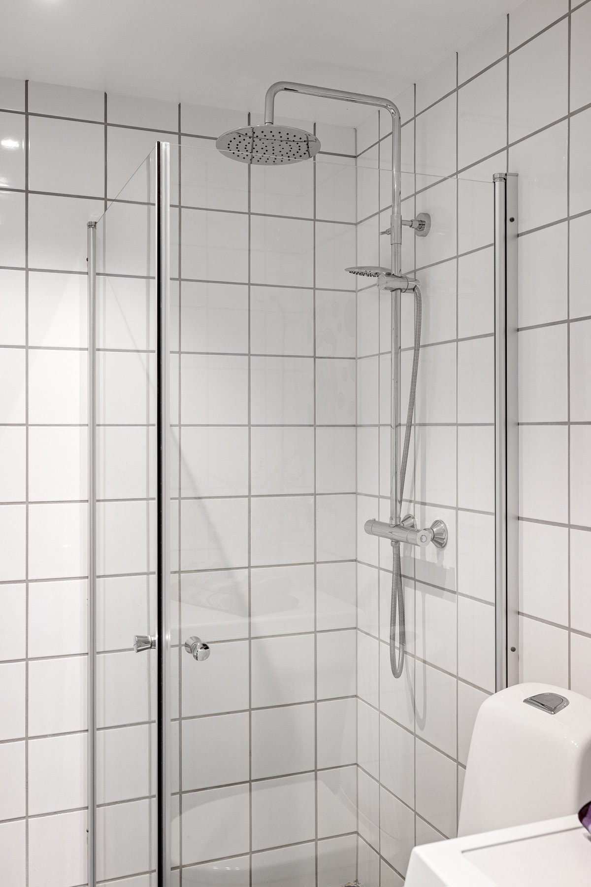 Badet er utstyrt med toalett, dusjhjørne med regnfallsdusj og håndholdt spyler, samt opplegg for vaskemaskin. Galleribilde