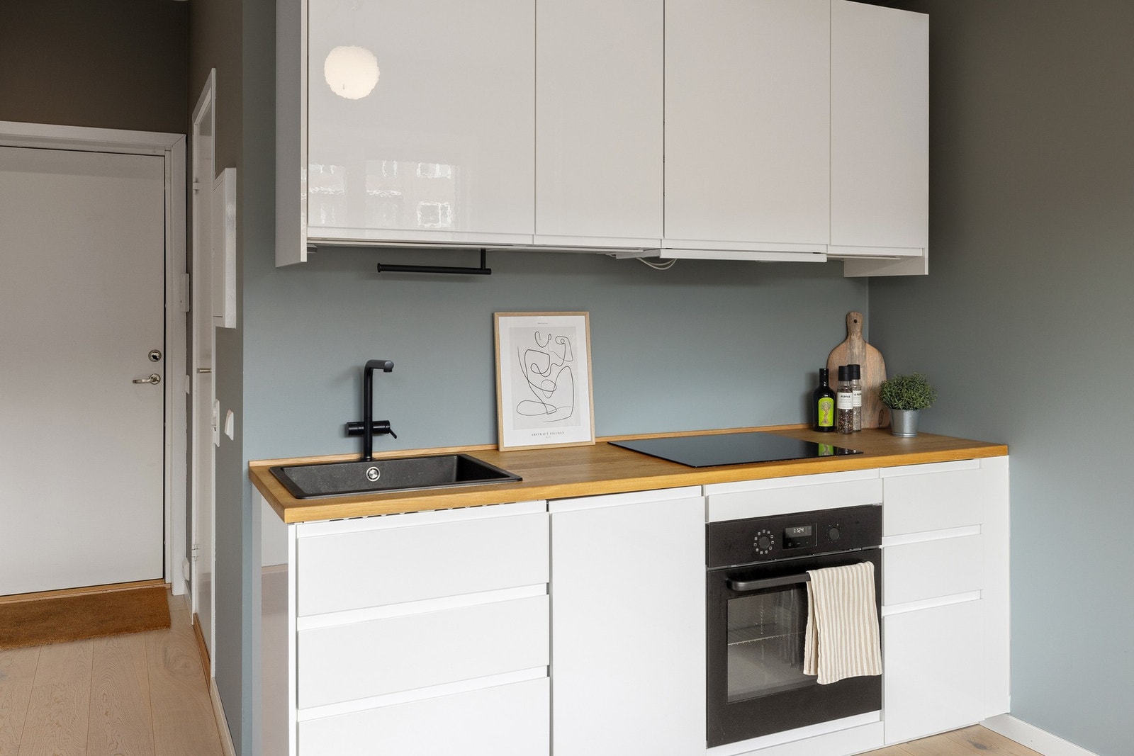 Tidløst og stilren innredning med benkeplate i heltre. Galleribilde